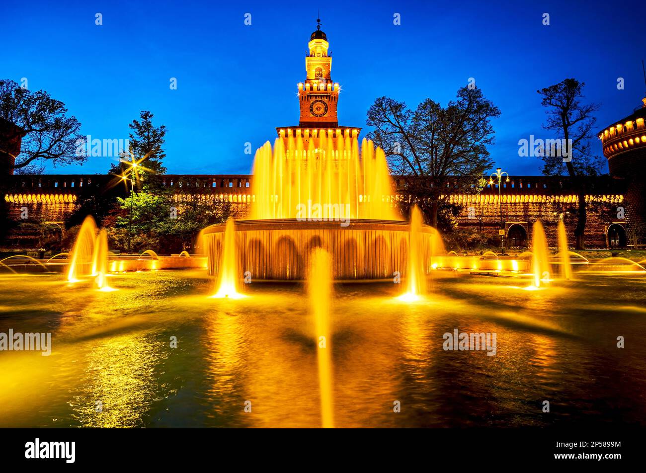 Nächtliche Beleuchtung der Burg Sforza und des Brunnens auf der Piazza Castello in Mailand, Italien Stockfoto