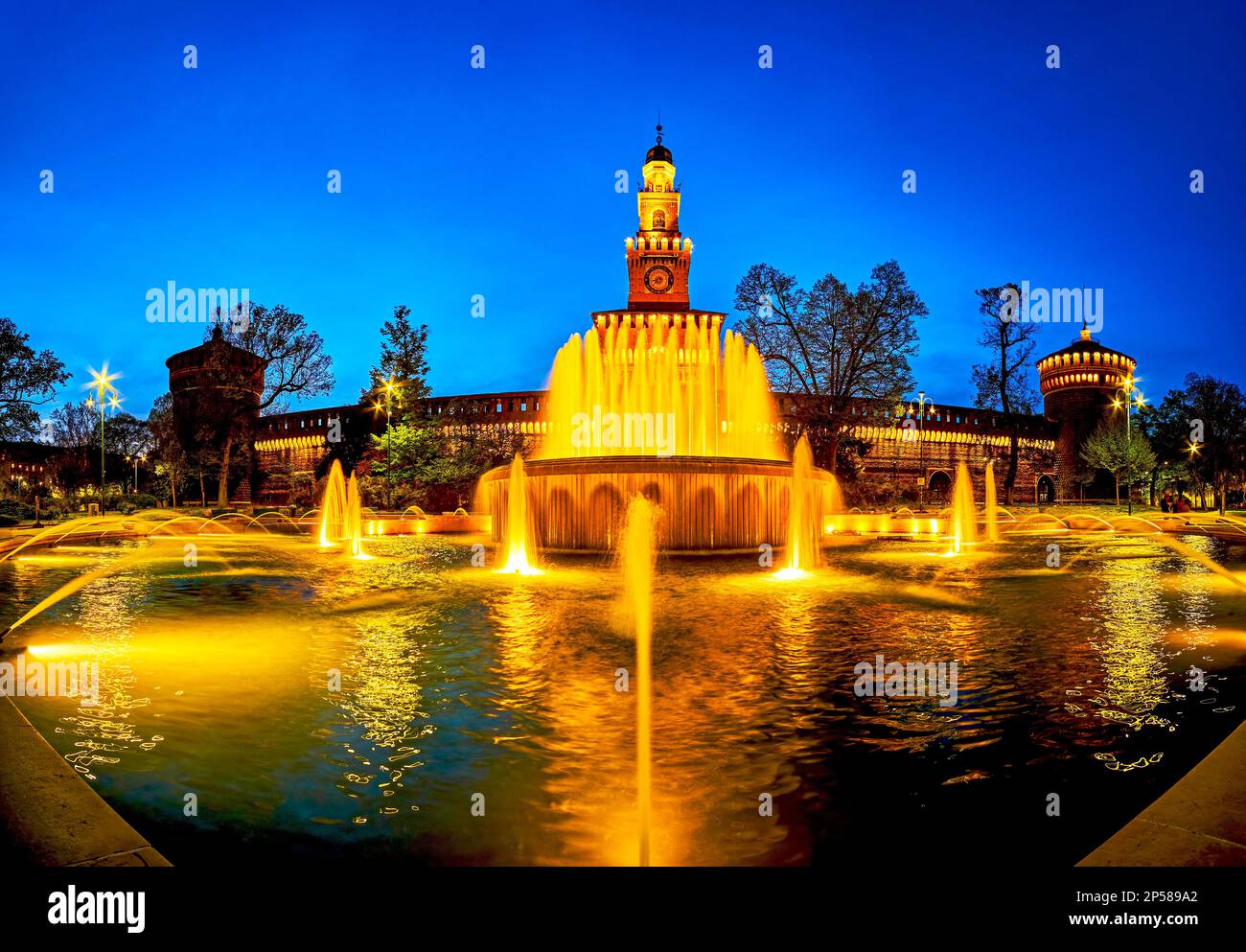 Panoramablick auf den beleuchteten Brunnen vor der Hauptfassade der Burg Sforza in Mailand, Italien Stockfoto