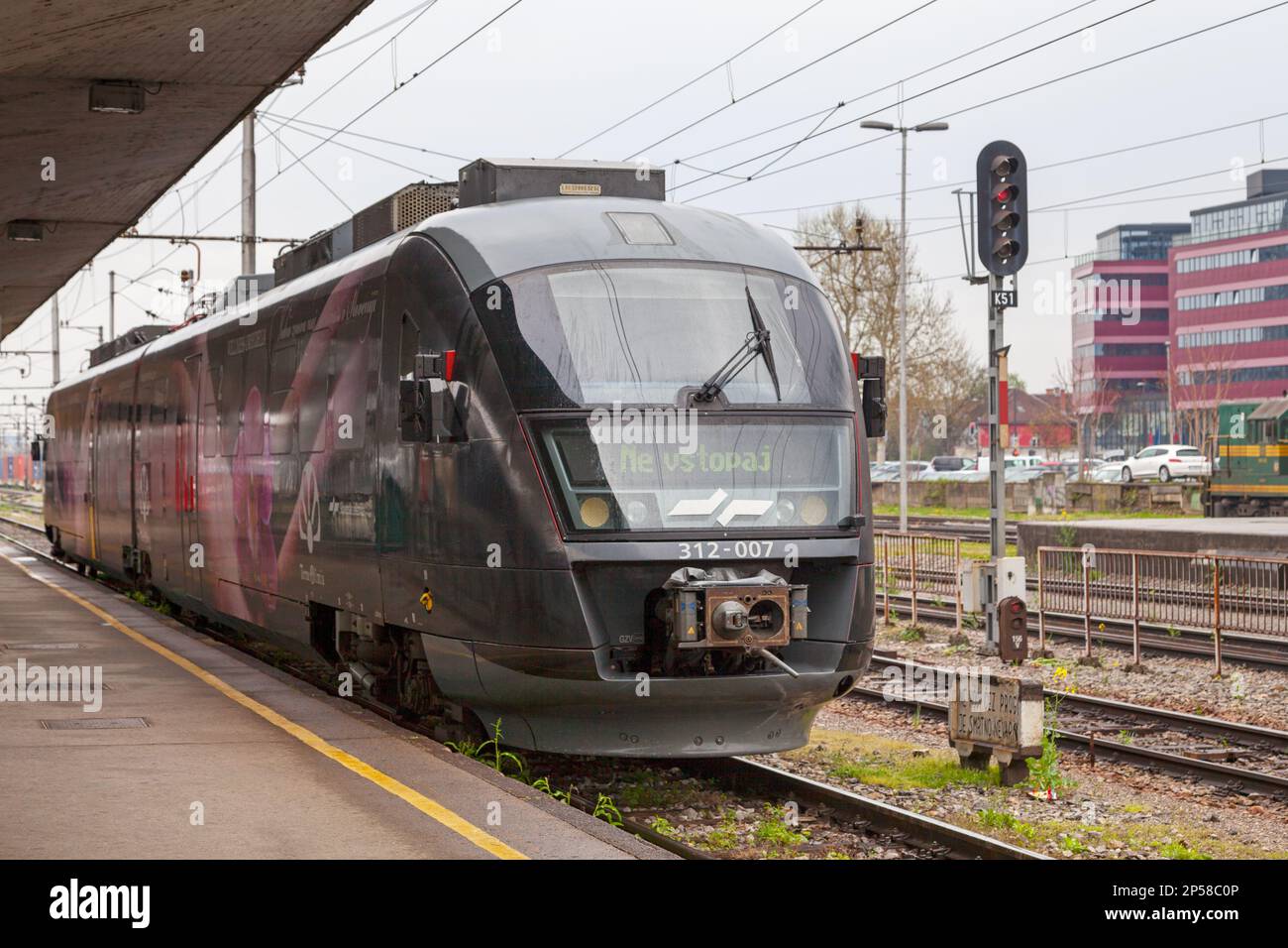 Ljubljana, Slowenien - April 09 2019: SŽ Serie 312 (Siemens Desiro), betrieben von der slowenischen Eisenbahn. Stockfoto