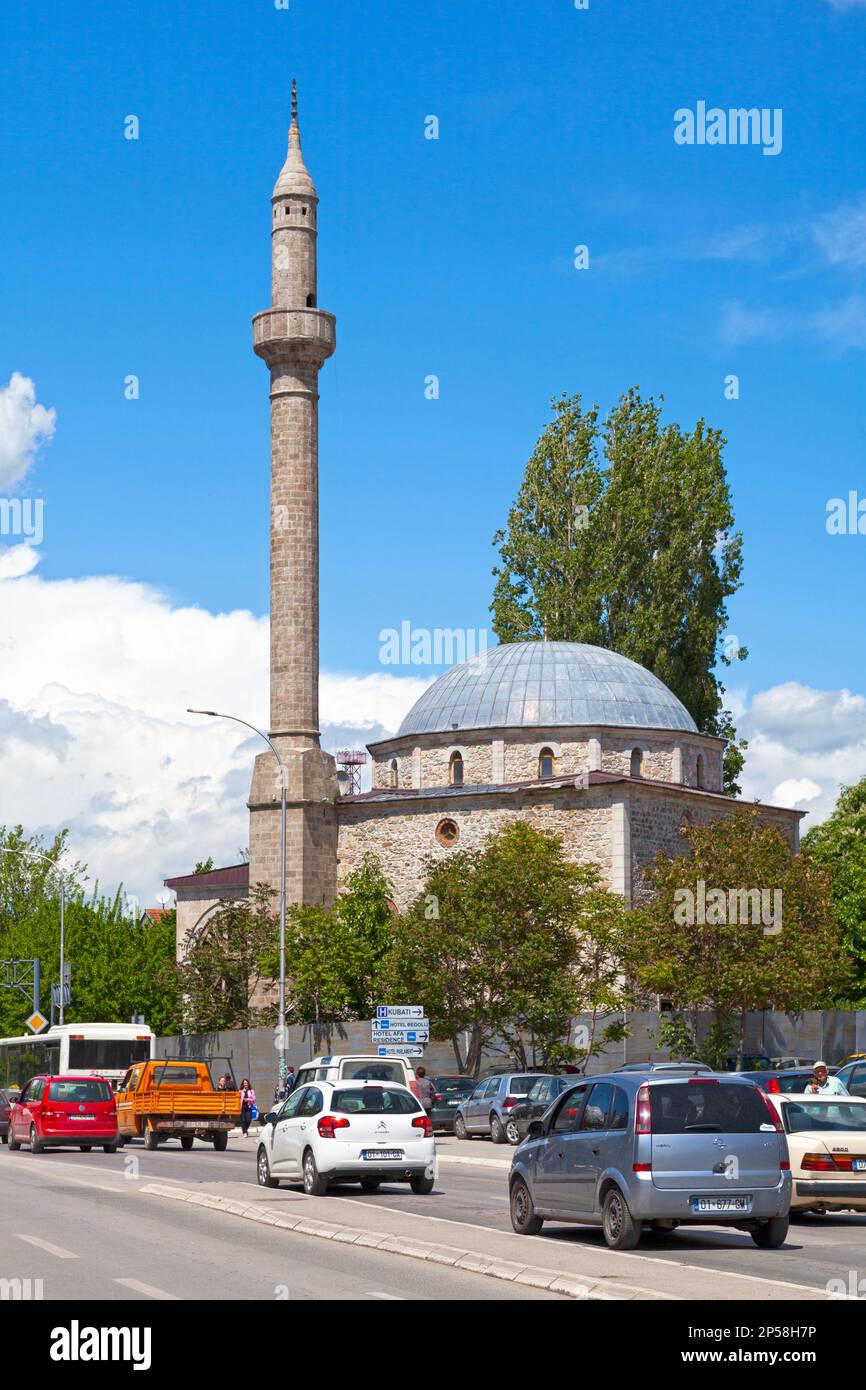 Pristina, Kosovo - Mai 22 2019: Die Xhamia e Çarshisë (Caroshia oder Marktmoschee) ist der erste Bau einer osmanischen Moschee im Kosovo. Stockfoto
