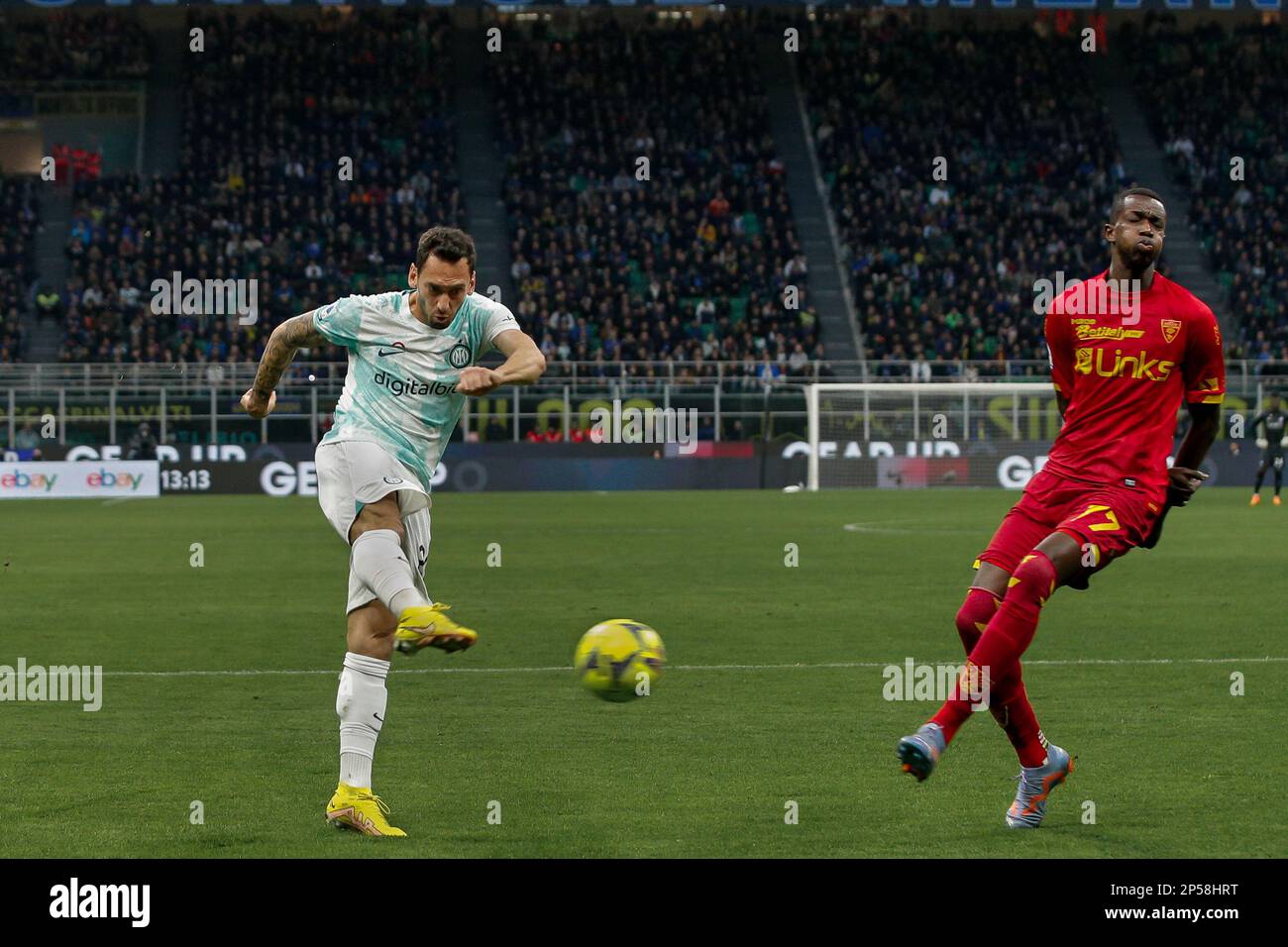 Mailand, Italien. 5. März 2023. Italien, Mailand, märz 5 2023: Hakan Calhanoglu (fc Inter Mittelfeldspieler) schießt in der ersten Halbzeit beim Fußballspiel FC INTER vs LECCE, Serie A 2022-2023 day25 im Stadion San Siro (Kreditbild: © Fabrizio Andrea Bertani/Pacific Press via ZUMA Press Wire) NUR REDAKTIONELLE VERWENDUNG! Nicht für den kommerziellen GEBRAUCH! Stockfoto