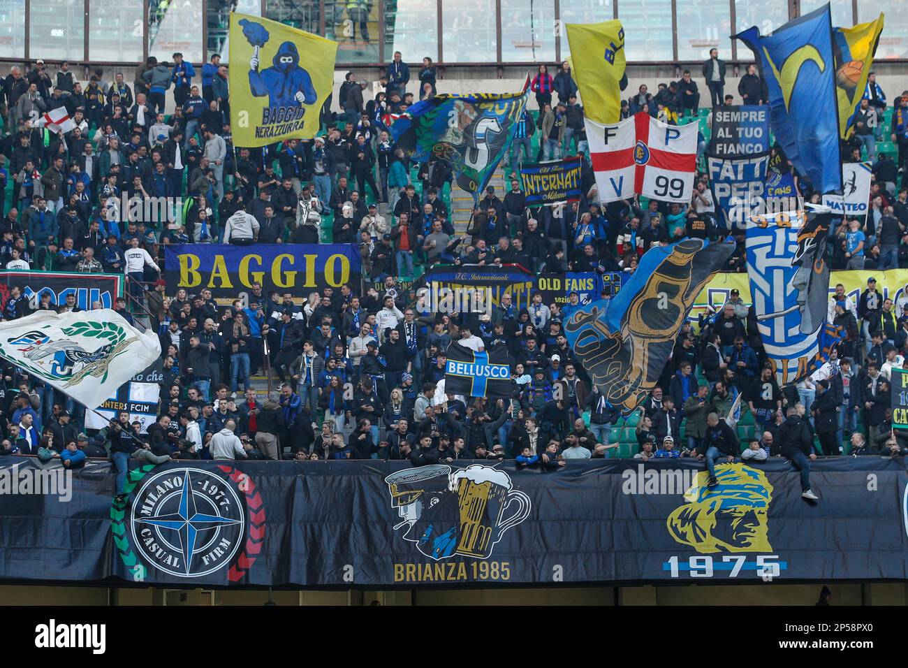 Mailand, Italien. 5. März 2023. Italien, Mailand, märz 5 2023: Fans des FC Inter schwenken die Flaggen und zeigen während des Fußballspiels FC INTER gegen LECCE, Serie A 2022-2023 day25 im Stadion San Siro (Kreditbild: © Fabrizio Andrea Bertani/Pacific Press via ZUMA Press Wire) nur REDAKTIONELLE VERWENDUNG! Nicht für den kommerziellen GEBRAUCH! Stockfoto