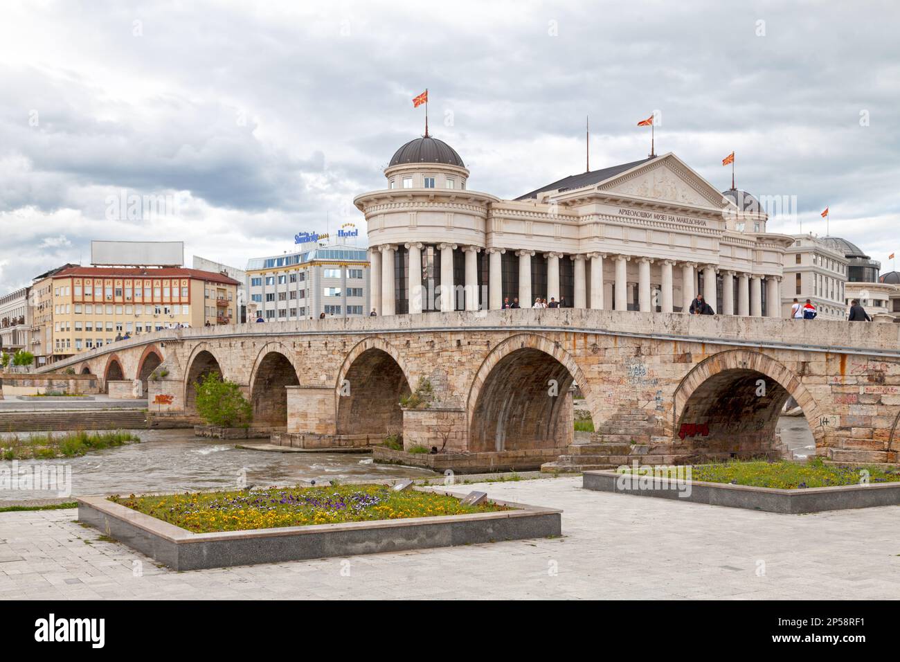 Skopje, Nordmazedonien - Mai 21 2019: Steinbrücke gegenüber dem Archäologischen Museum von Mazedonien, die den Vardar überquert. Stockfoto