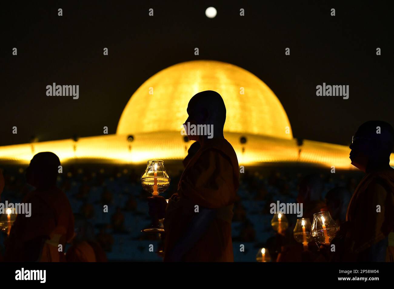 Thailand. 06. März 2023. Thailändische Mönche mit Kerzenspaziergang durch Wat Dhammakaya während der Makha Bucha Day Zeremonie in der Provinz Pathum Thani. Makha Bucha Day ist einer der heiligsten Tage im Buddhismus und wird am Vollmond des dritten Mondmonats gefeiert. Der Feiertag erinnert an den Tag, an dem sich 1.250 Mönche versammelten, um von Buddha geweiht zu werden. Der Wat Phra Dhammakaya Tempel in der Provinz Pathum Thani. (Foto: Vichan Poti/Pacific Press) Kredit: Pacific Press Media Production Corp./Alamy Live News Stockfoto