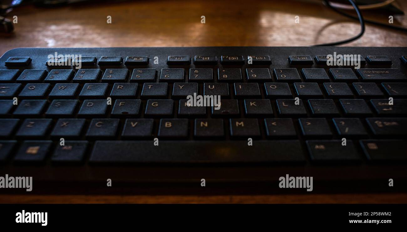 Eine schwarze kabelgebundene Computertastatur Stockfoto