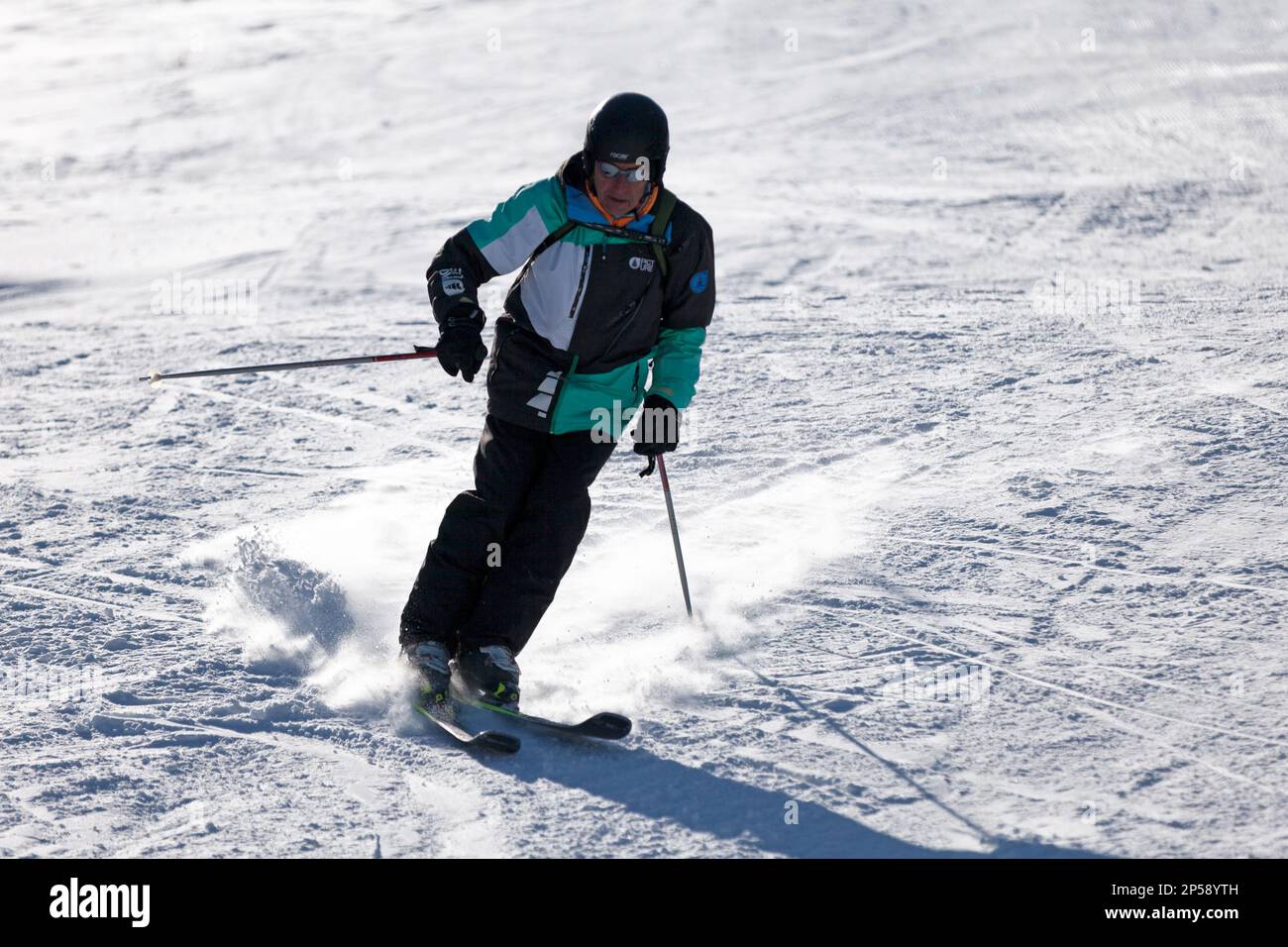 Pas de la Casa, Andorra, Dezember 03 2019: Erfahrener Skifahrer auf der Skipiste von Grandvalira, dem größten Skigebiet in den Pyrenäen und Südeuropa. Stockfoto