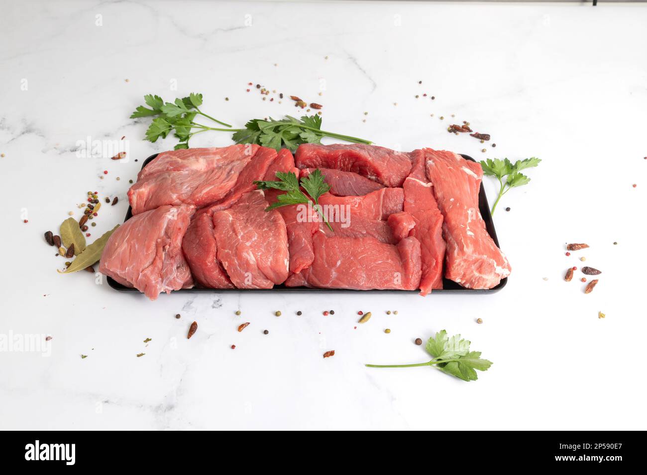 Frisches und geschmackvolles Fleisch auf einem Teller mit Kräutern Stockfoto