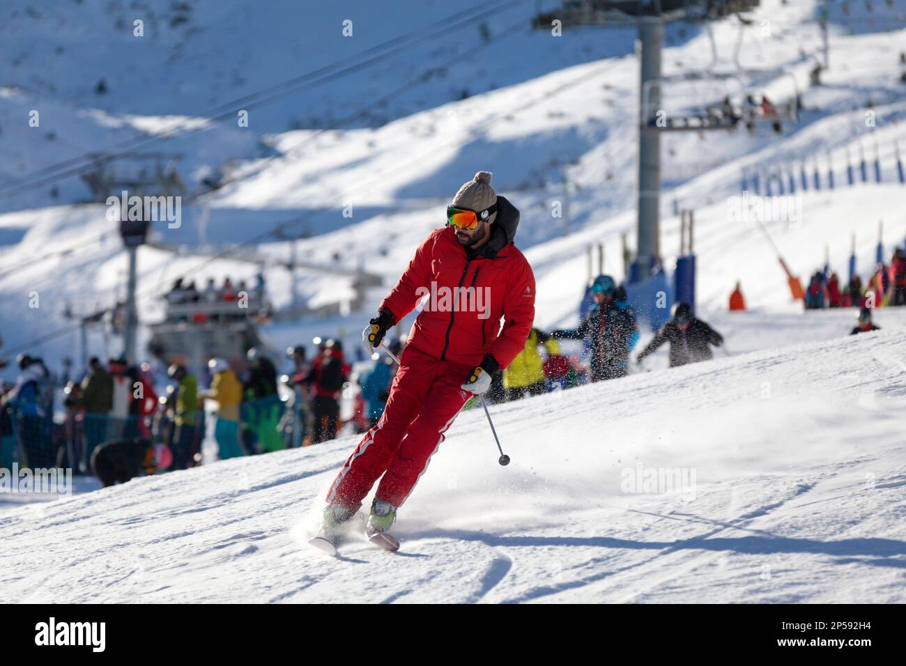 Pas de la Casa, Andorra, Dezember 07 2019: Skifahrer auf der Skipiste von Grandvalira, dem größten Skigebiet in den Pyrenäen und Südeuropa. Stockfoto