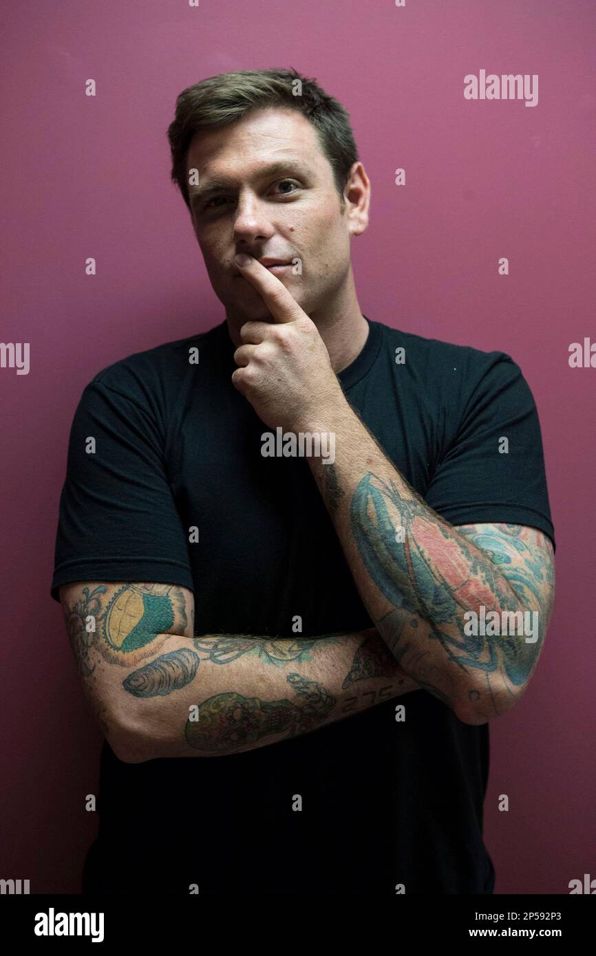 Celebrity chef Chuck Hughes poses for a photo as he promotes his cookbook "Chuck's Day Off" in Toronto on Thursday July 4 , 2013. (AP Photo/The Canadian Press, Chris Young) Stockfoto