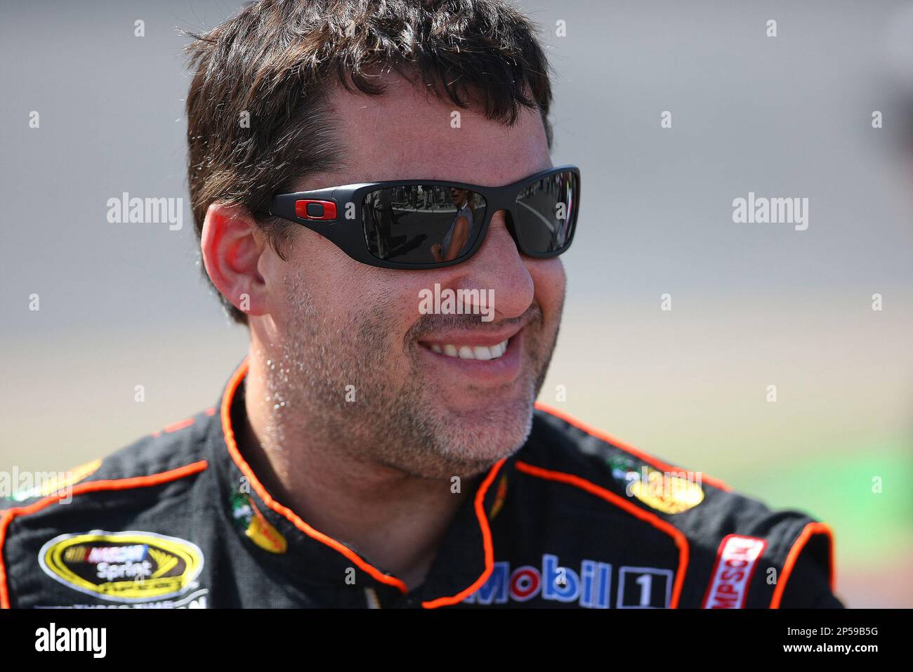 NASCAR Sprint Cup driver Tony Stewart (14) is seen during the qualifying session for the NASCAR Coke Zero 400 Sprint auto race at the Daytona International Speedway on Friday, July 5, 2013 in Daytona Beach, Florida. (AP Photo/Alex Menendez) Stockfoto