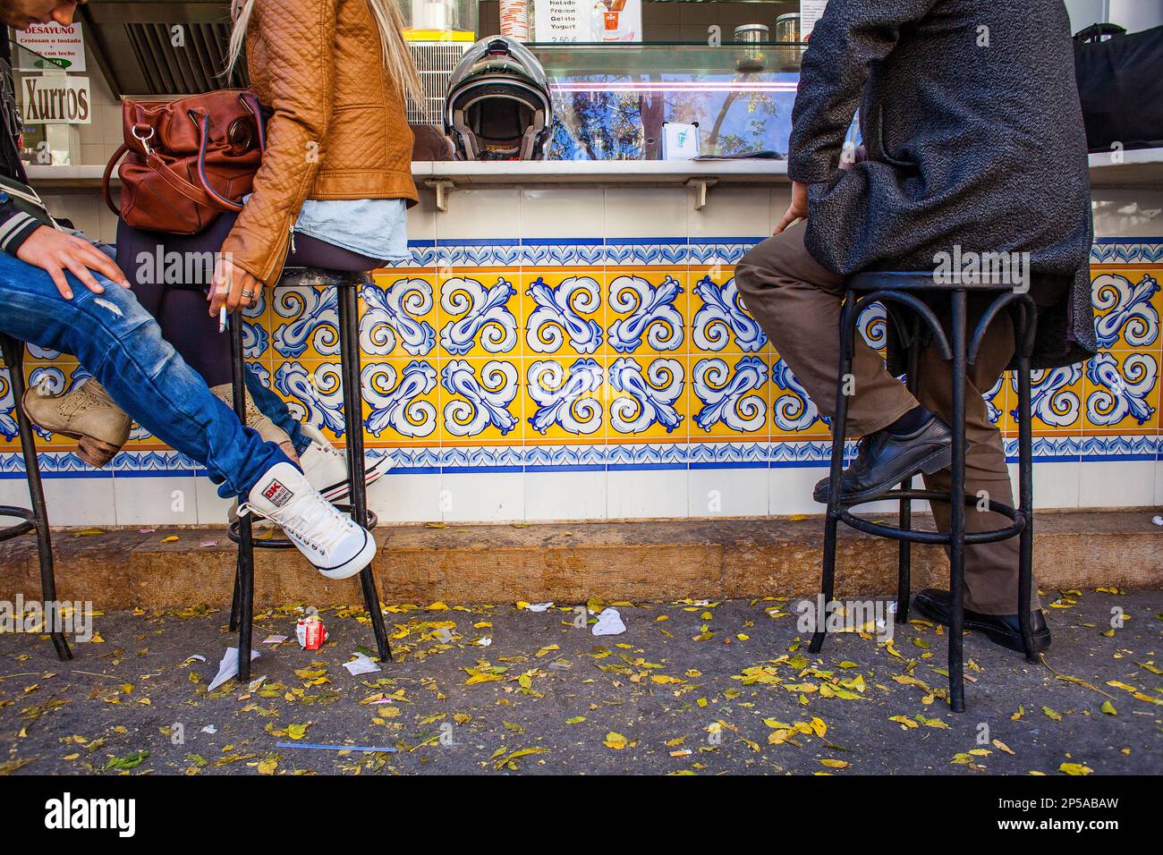 Detail der Bar, äußere des Mercado Central, Kunden und kunstvoll gefliesten. Valencia, Spanien Stockfoto