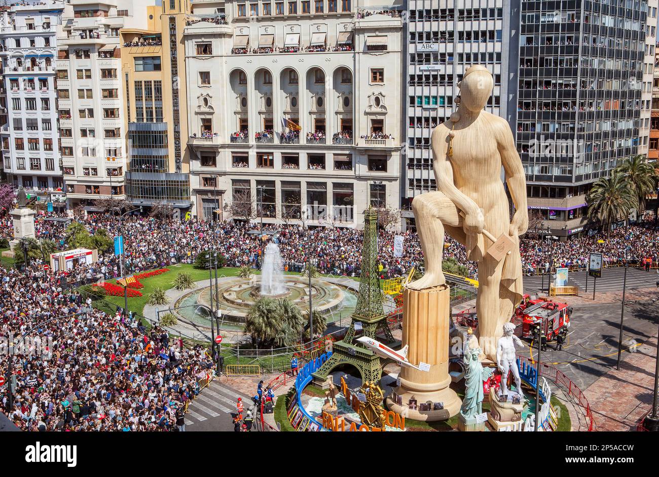 5 Minuten vor "Mascleta´ im Plaza del Ayuntamiento, Fallas Festival, Valencia, Spanien Stockfoto