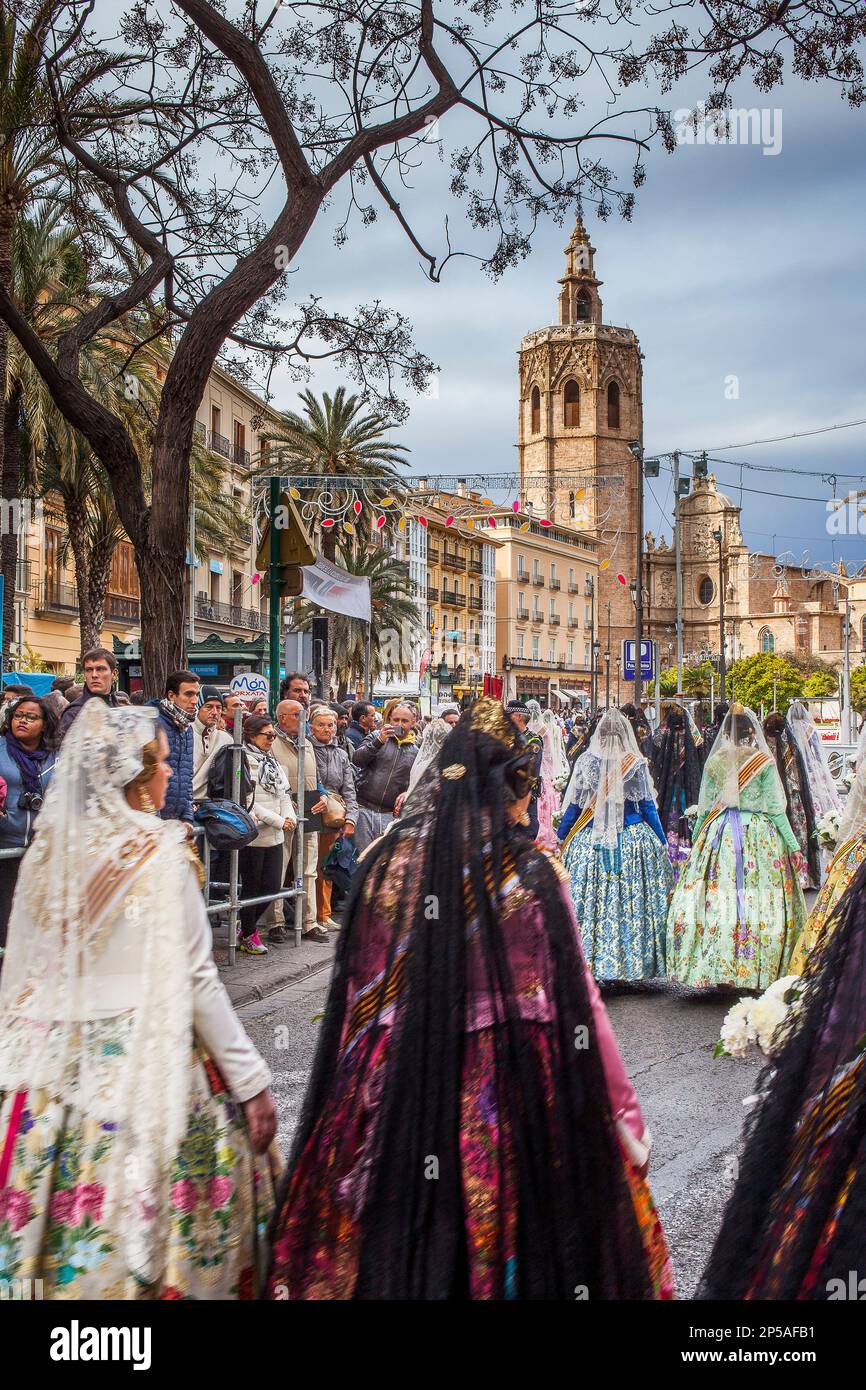 Blumenparade, Leute mit Blumengedanken an 'Virgen de los desamparados', Fallas-Festival, San Vicente Martir Street, Valencia Stockfoto