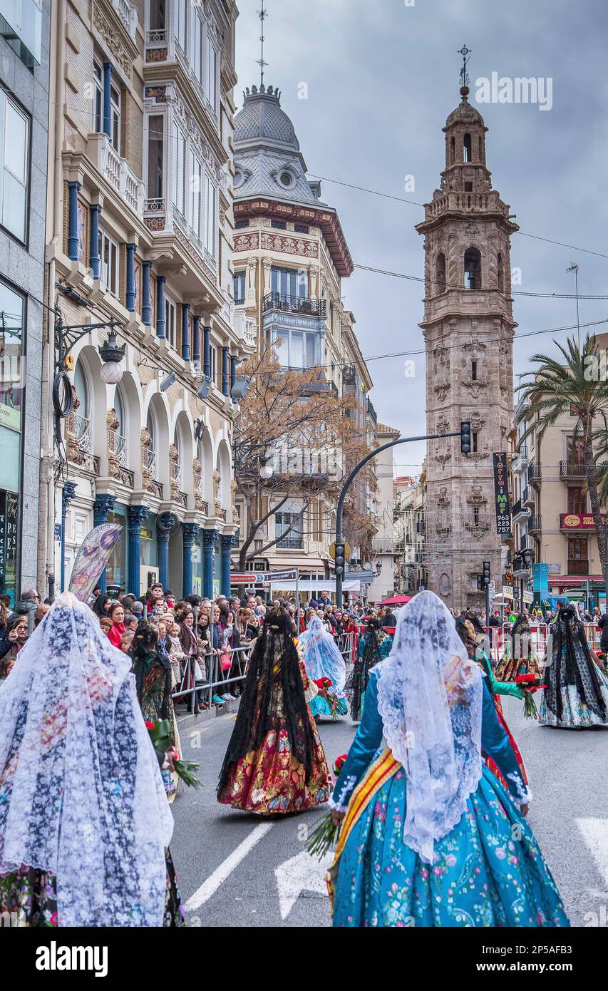 Blume mit Parade, Menschen mit Floral Hommagen an "Virgen de Los Desamparados´, Fallas Festival, San San Pau Straße, Valencia Stockfoto