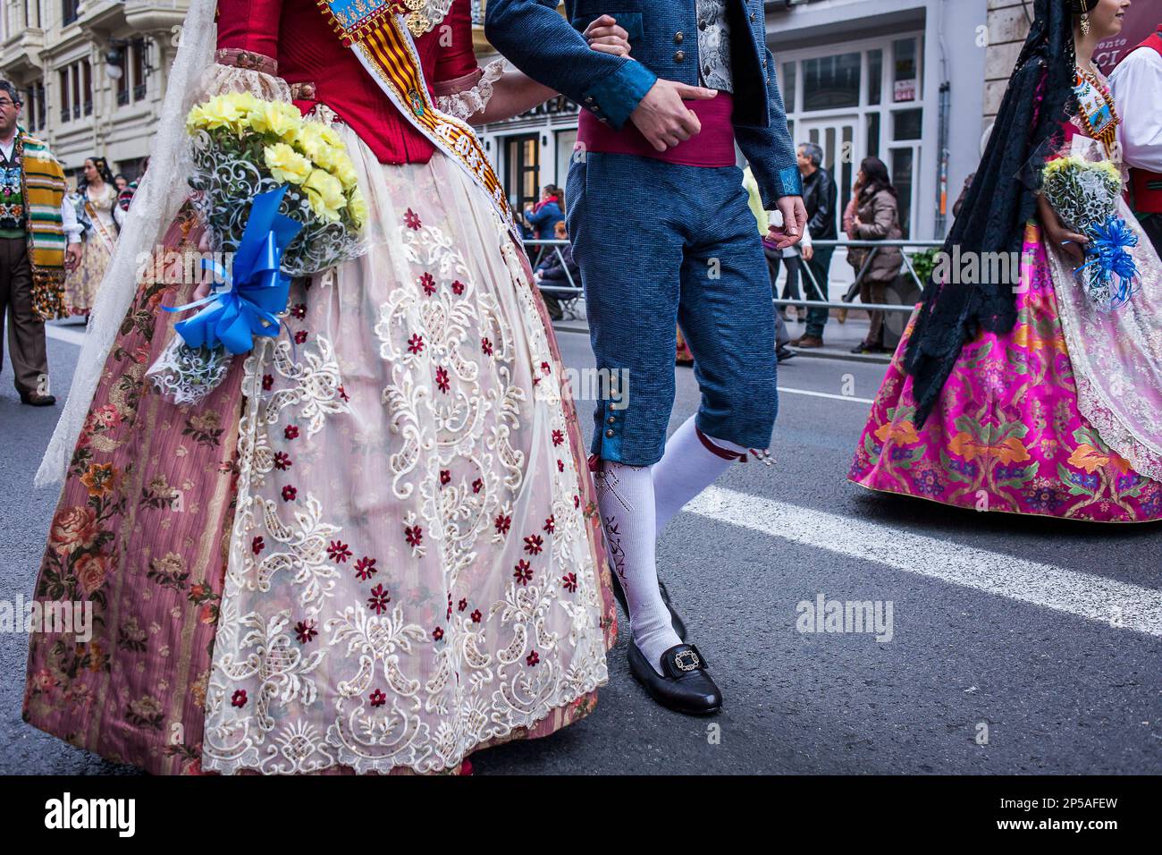 Details der Gläubigen während der Blumenparade, Leute mit Blumengedanken an 'Virgen de los desamparados', Fallas-Festival, San-Pau-Straße, Vale Stockfoto