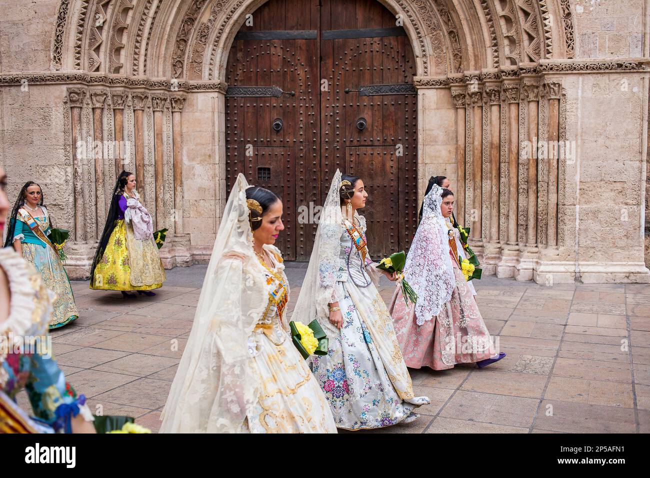 Blumenparade, Leute mit Blumengedanken an 'Virgen de los desamparados', Fallas-Festival, Plaza de l'Almoina, Valencia Stockfoto