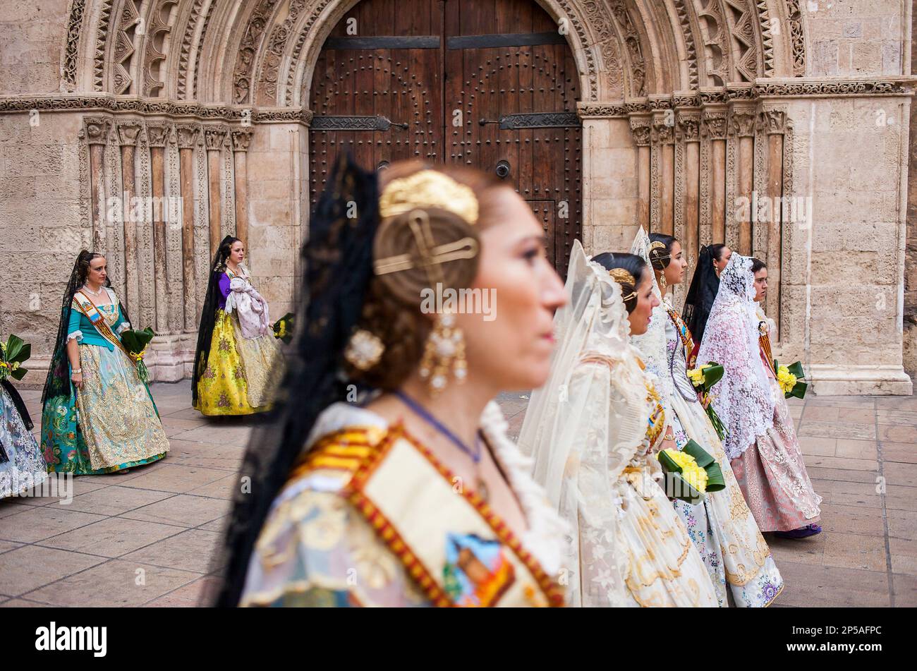 Blumenparade, Leute mit Blumengedanken an 'Virgen de los desamparados', Fallas-Festival, Plaza de l'Almoina, Valencia Stockfoto