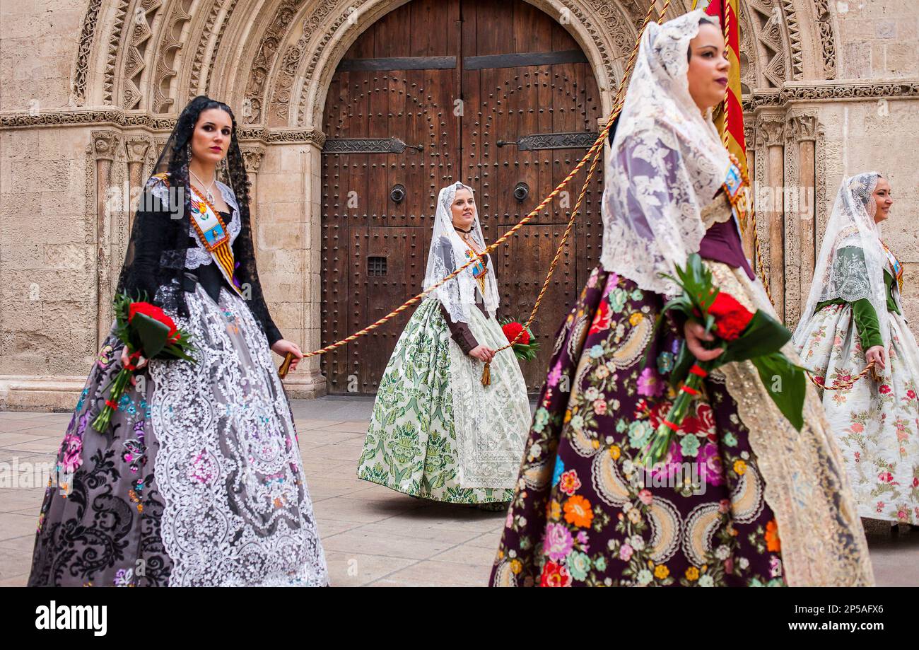 Blumenparade, Leute mit Blumengedanken an 'Virgen de los desamparados', Fallas-Festival, Plaza de l'Almoina, Valencia Stockfoto