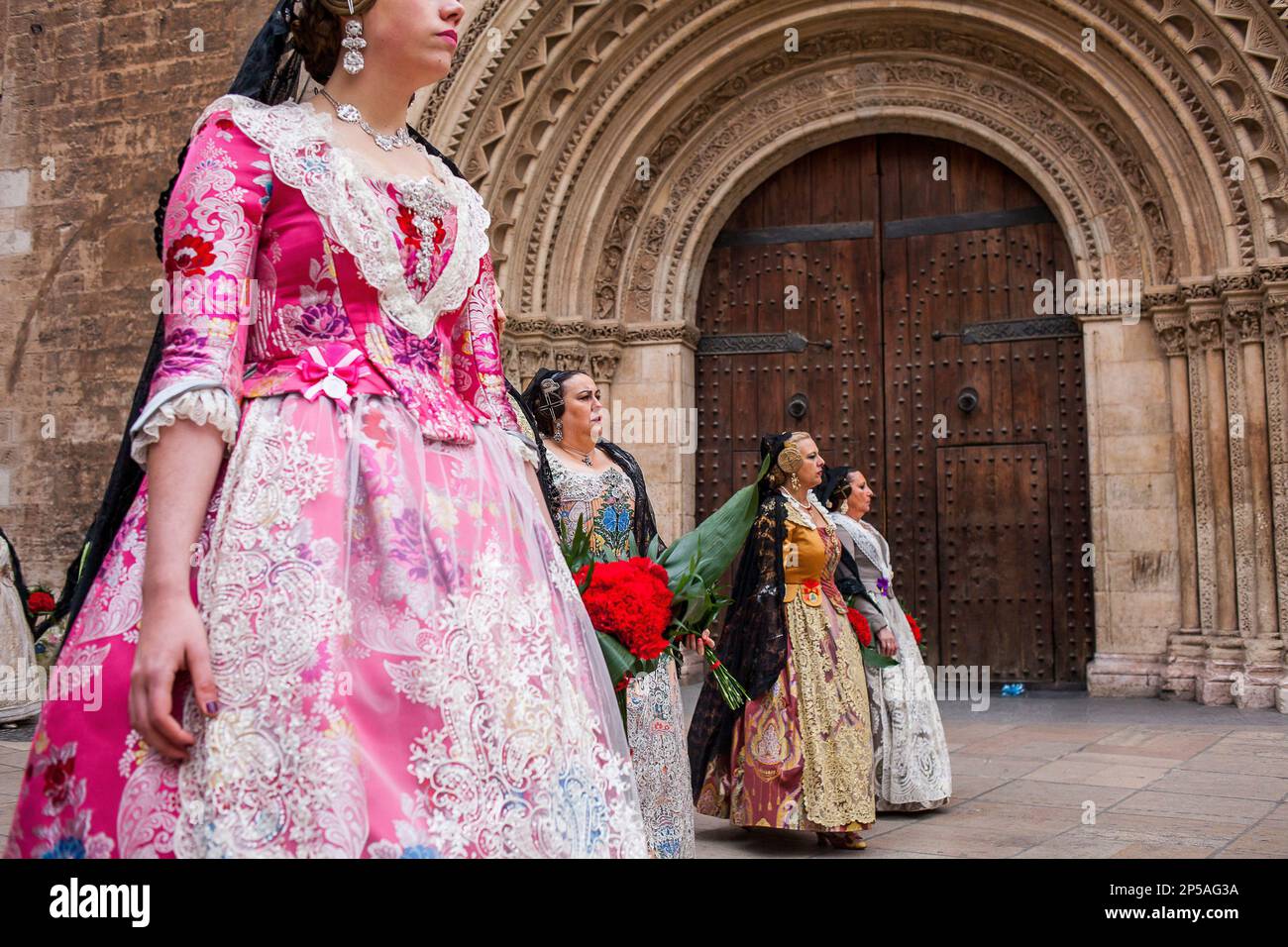 Blumenparade, Leute mit Blumengedanken an 'Virgen de los desamparados', Fallas-Festival, Plaza de l'Almoina, Valencia Stockfoto