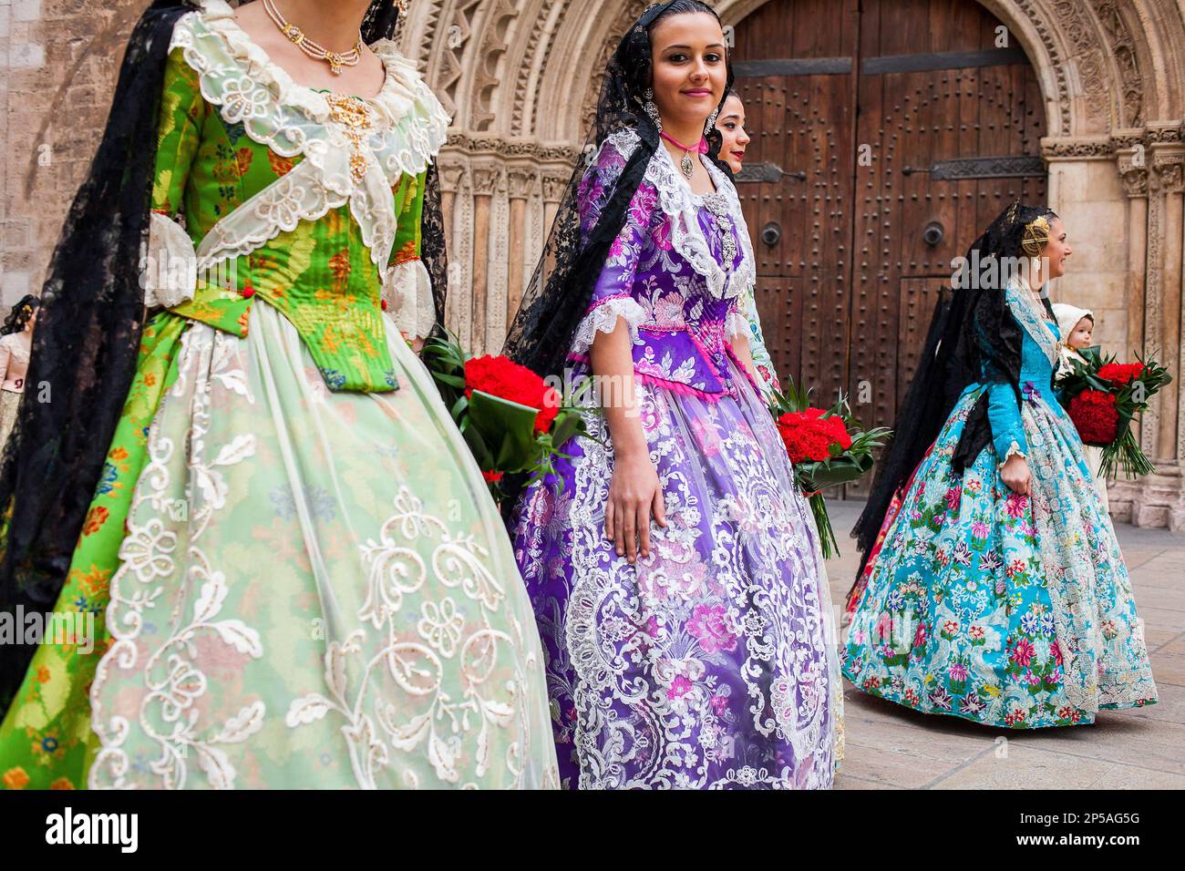 Blumenparade, Leute mit Blumengedanken an 'Virgen de los desamparados', Fallas-Festival, Plaza de l'Almoina, Valencia Stockfoto