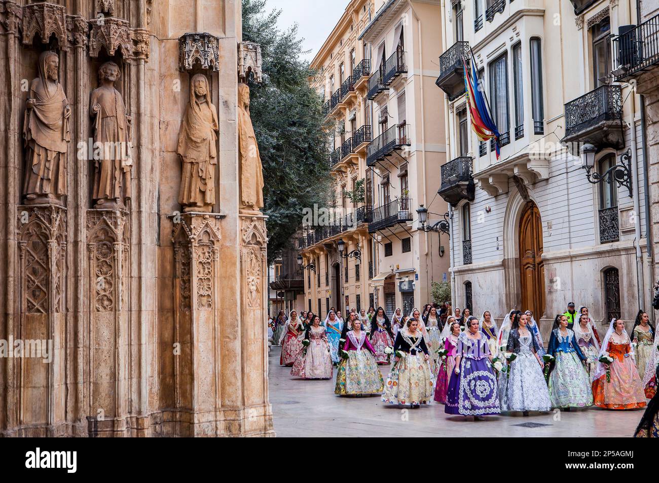 Blumenparade, Leute mit Blumengedanken an 'Virgen de los desamparados', Fallas Festival, carrer del Micalet Straße, Valencia Stockfoto