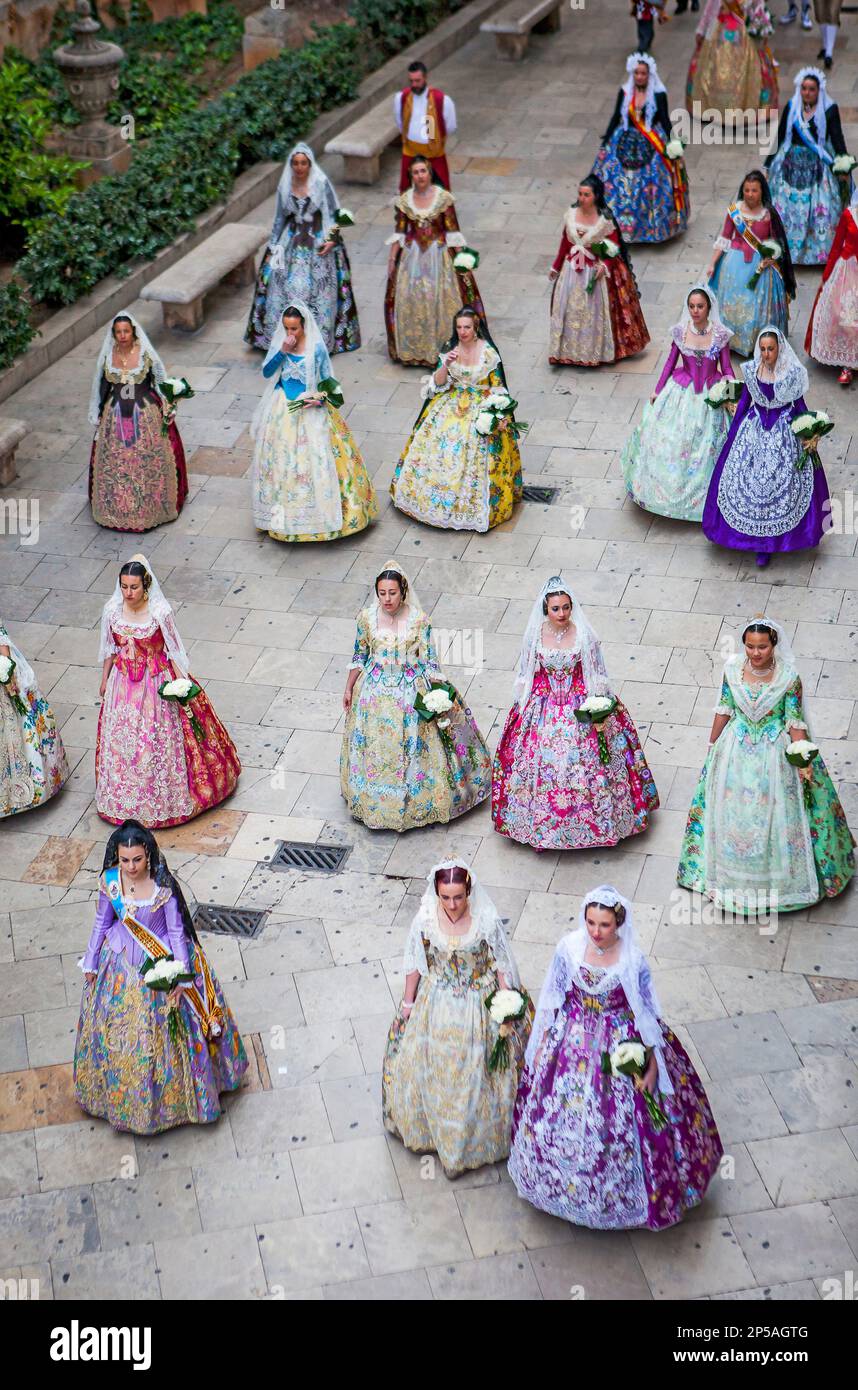 Blumenparade, Leute mit Blumengedanken an 'Virgen de los desamparados', Fallas Festival, carrer del Micalet Straße, Valencia Stockfoto