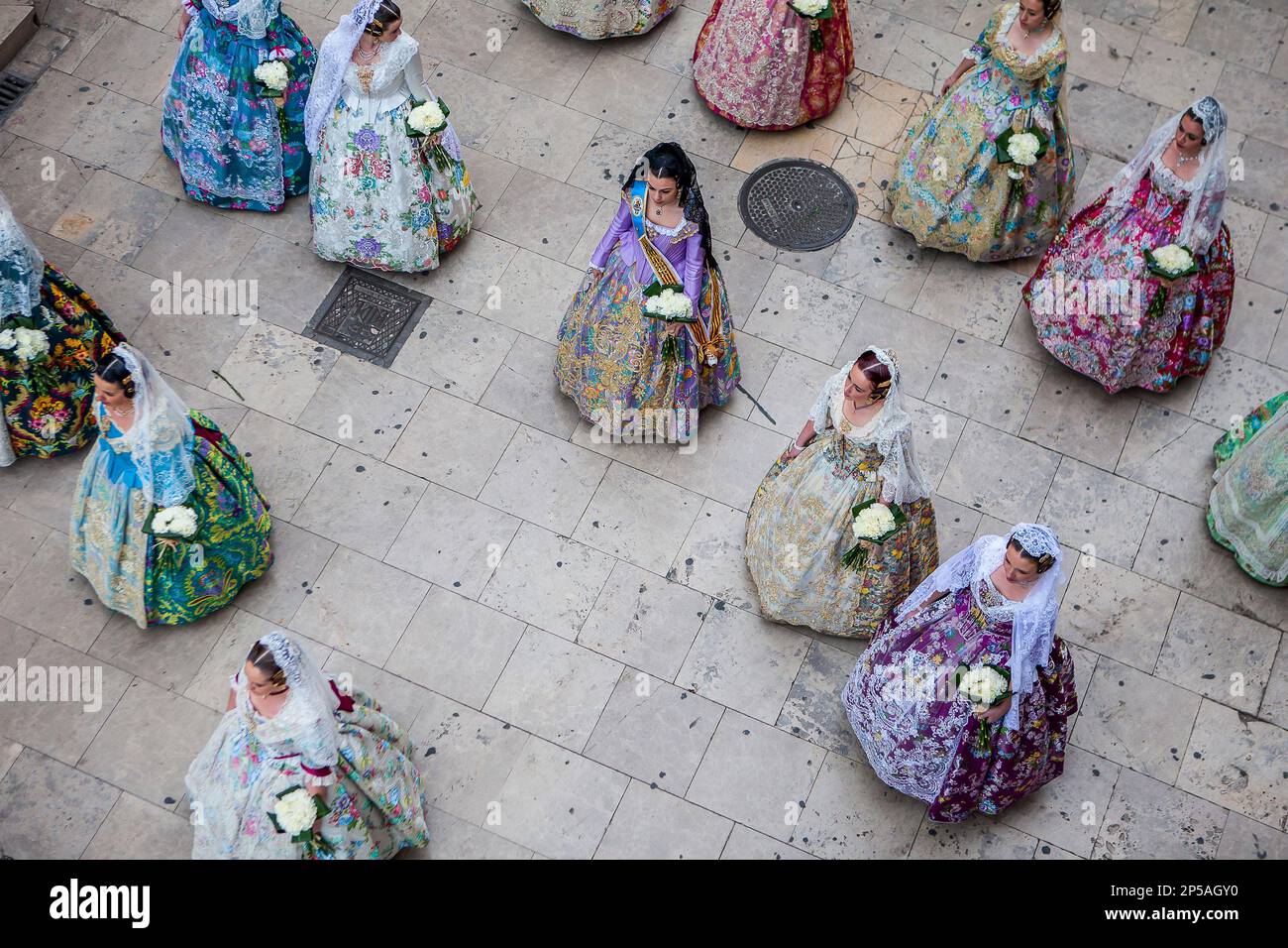 Blumenparade, Leute mit Blumengedanken an 'Virgen de los desamparados', Fallas Festival, carrer del Micalet Straße, Valencia Stockfoto