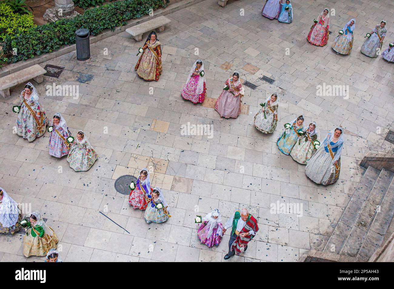 Blumenparade, Leute mit Blumengedanken an 'Virgen de los desamparados', Fallas Festival, carrer del Micalet Straße, Valencia Stockfoto