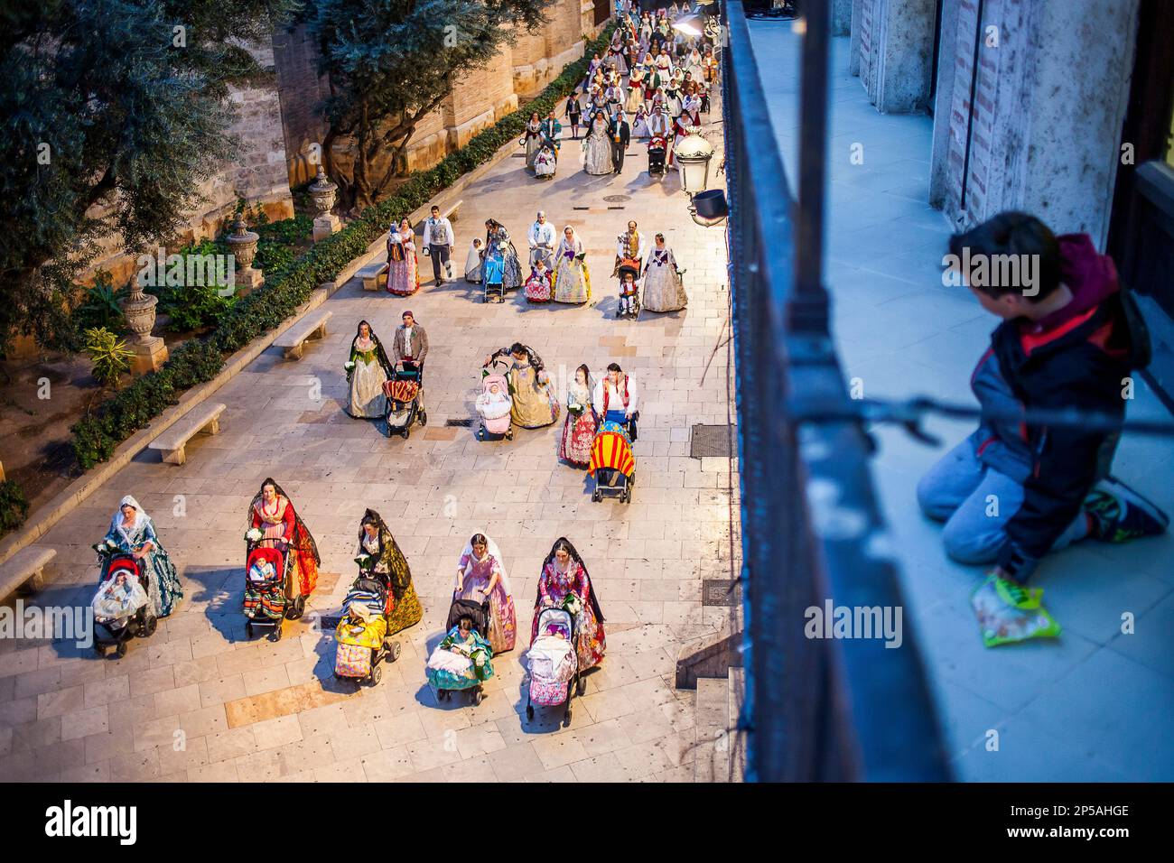 Blumenparade, Leute mit Blumengedanken an 'Virgen de los desamparados', Fallas Festival, carrer del Micalet Straße, Valencia Stockfoto