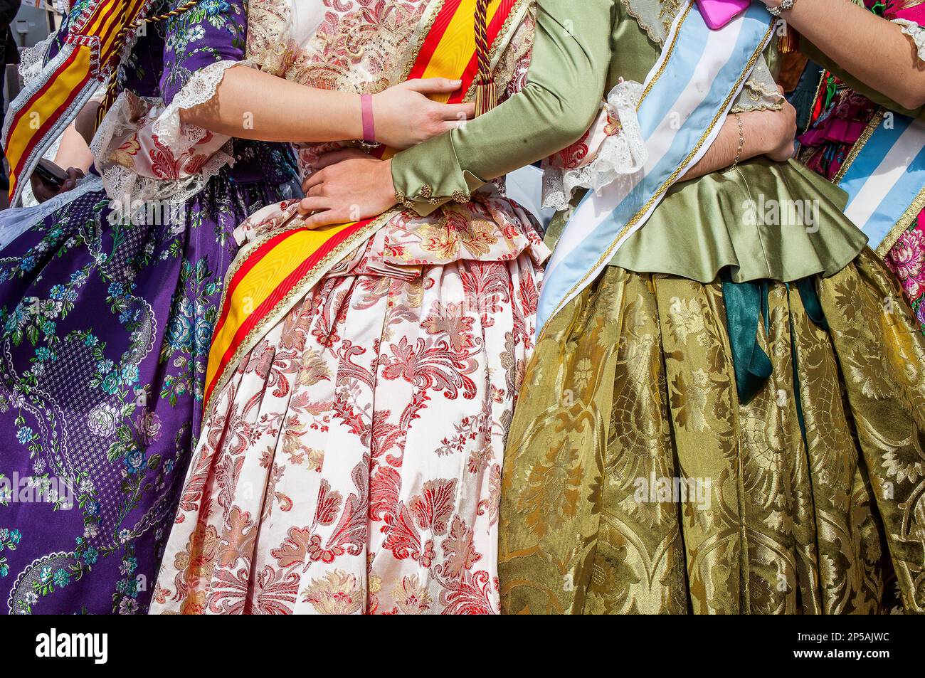 Kleiderdetail, während der Blumenparade, zu Ehren der 'Virgen de los desamparados', des Fallas Festivals, Plaza de la Virgen Square, Valencia Stockfoto