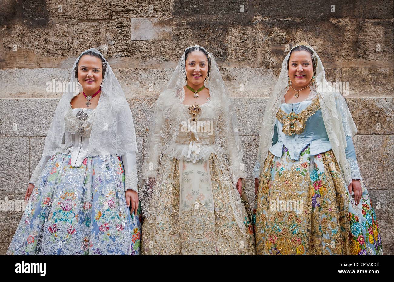 Frauen in Fallera-Kostümen während der Blumenparade, zu Ehren der 'Virgen de los desamparados', Fallas-Festival, Plaza de la Virgen Square, Valencia Stockfoto