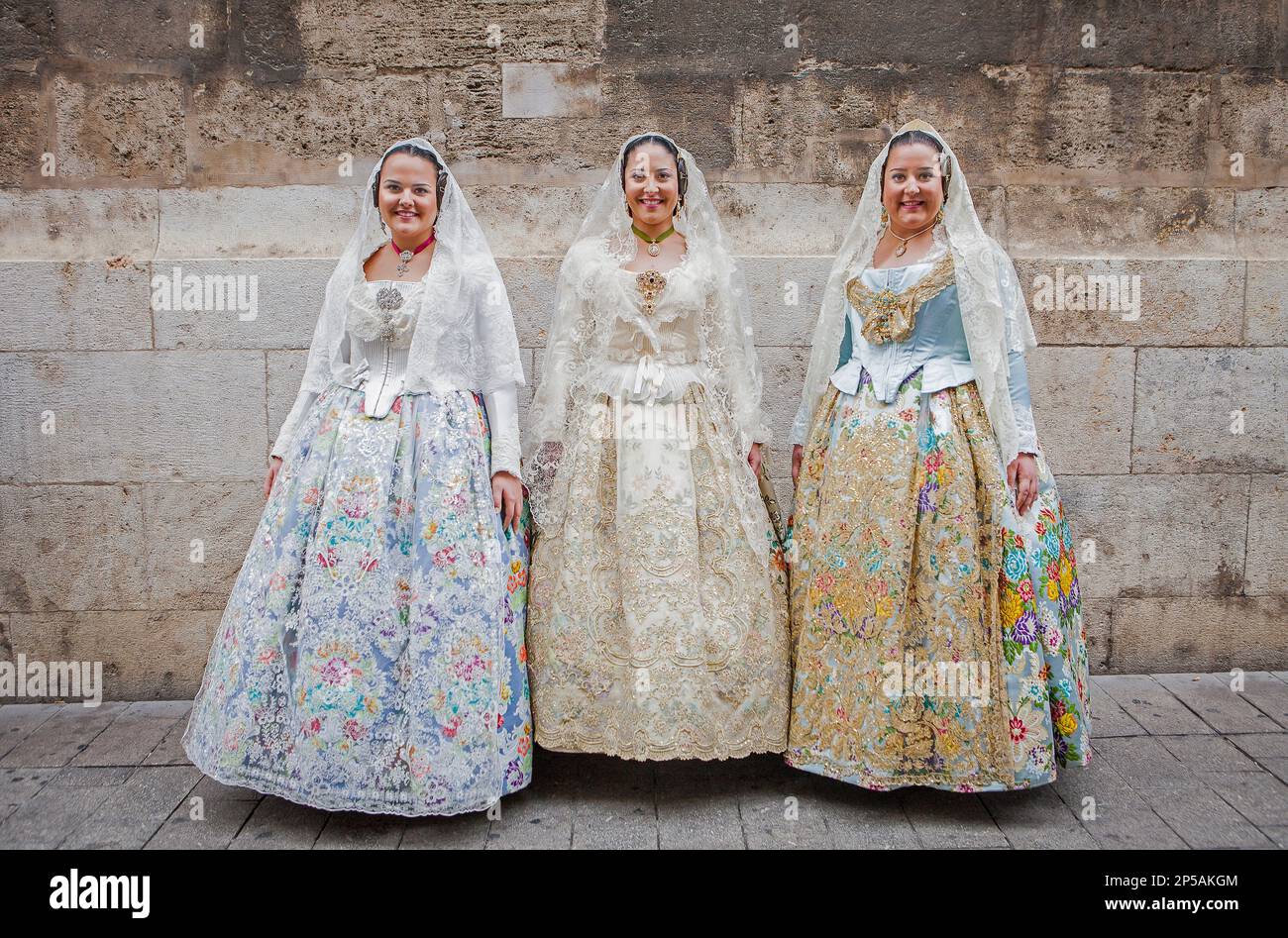 Frauen in Fallera-Kostümen während der Blumenparade, zu Ehren der 'Virgen de los desamparados', Fallas-Festival, Plaza de la Virgen Square, Valencia Stockfoto
