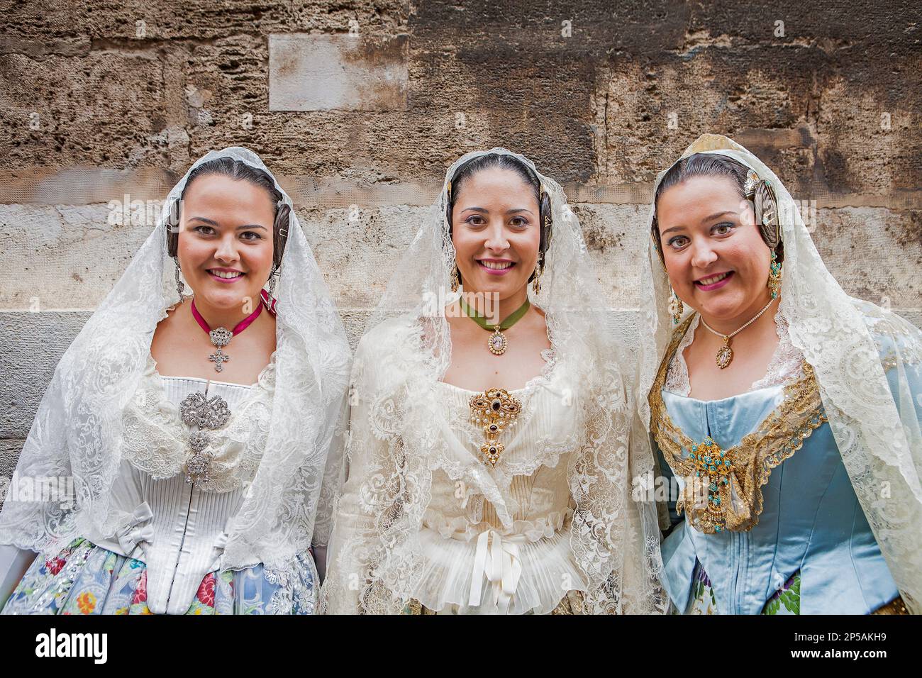 Frauen in Fallera-Kostümen während der Blumenparade, zu Ehren der 'Virgen de los desamparados', Fallas-Festival, Plaza de la Virgen Square, Valencia Stockfoto