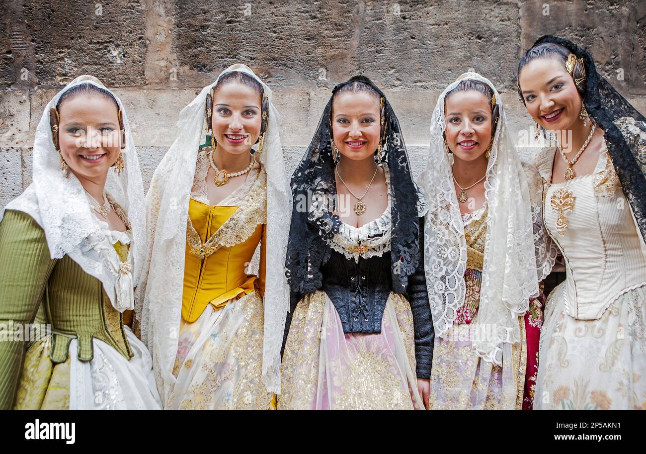 Frauen in Fallera-Kostümen während der Blumenparade, zu Ehren der 'Virgen de los desamparados', Fallas-Festival, Plaza de la Virgen Square, Valencia Stockfoto