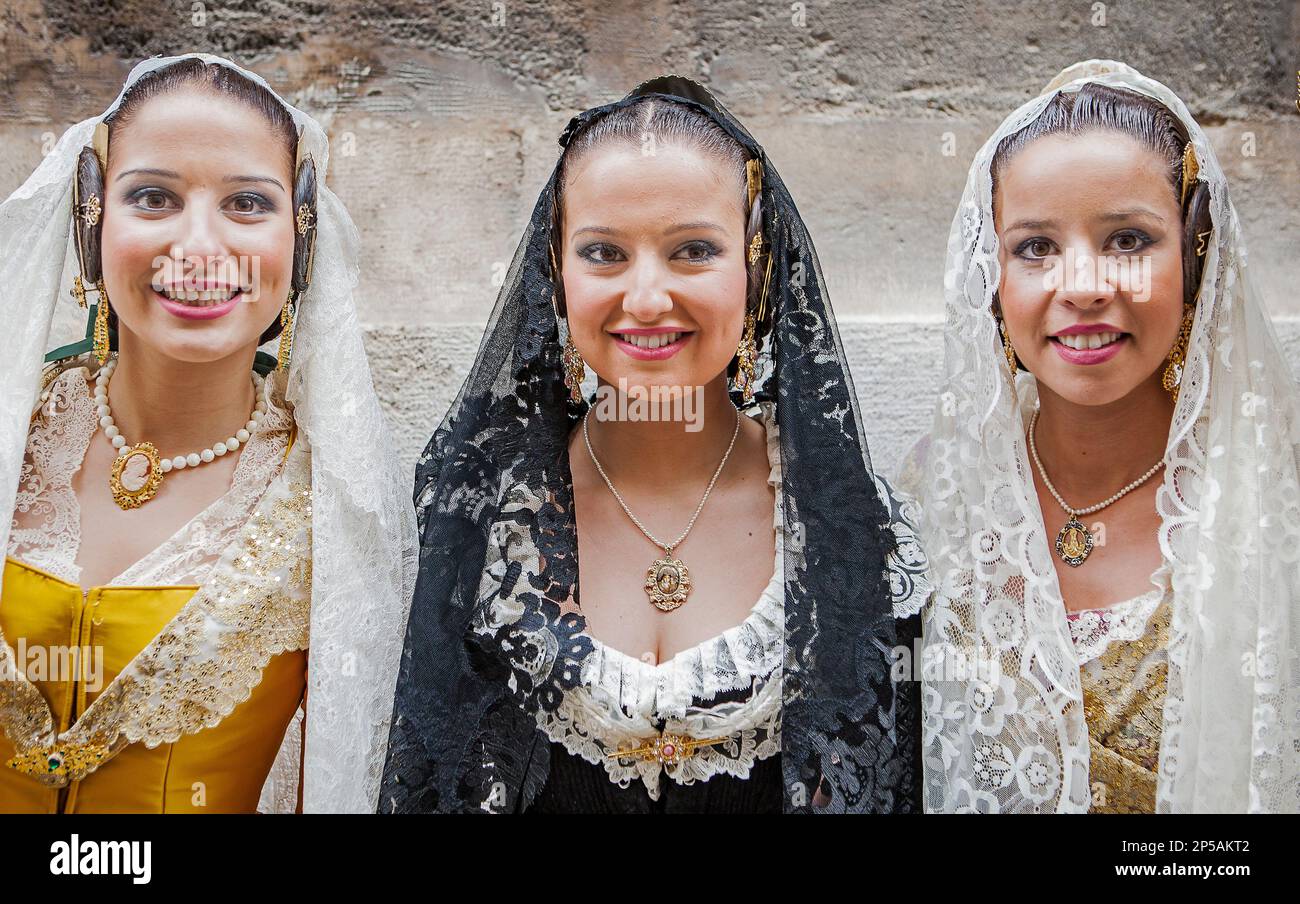 Frauen in Fallera-Kostümen während der Blumenparade, zu Ehren der 'Virgen de los desamparados', Fallas-Festival, Plaza de la Virgen Square, Valencia Stockfoto