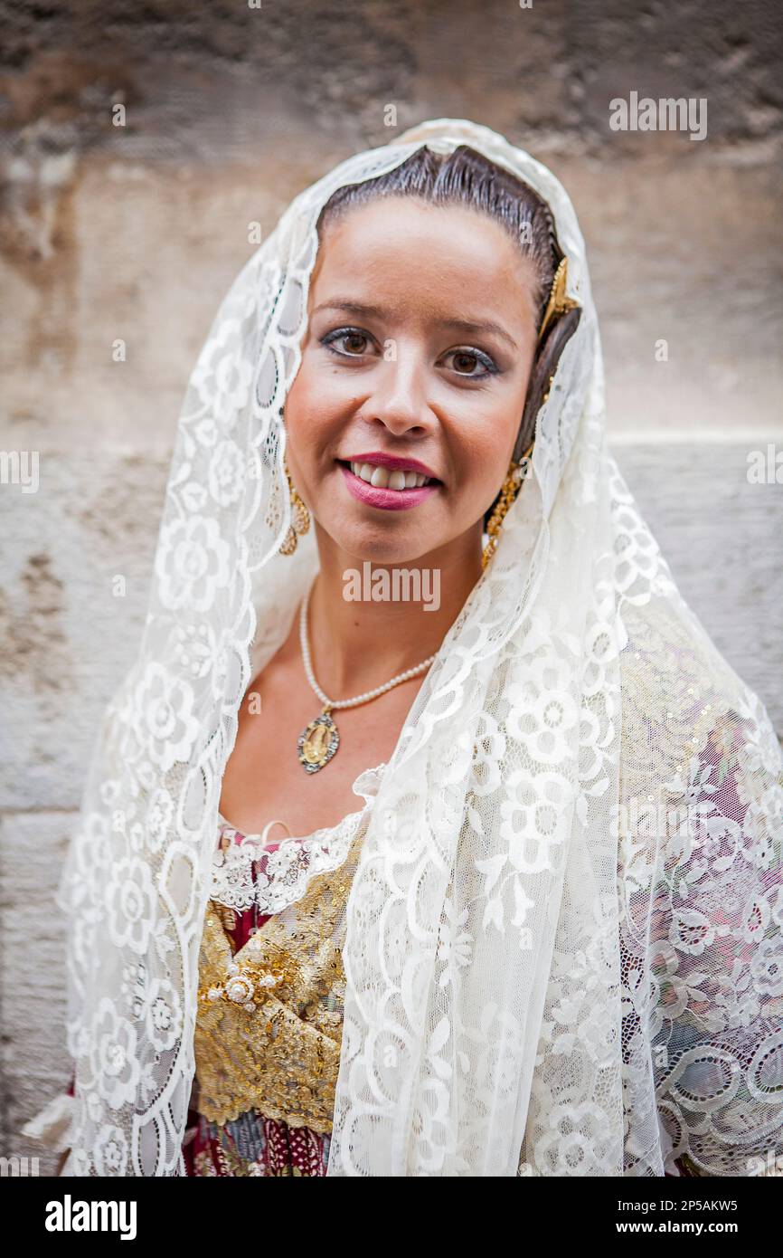 Frauen in Fallera-Kostümen während der Blumenparade, zu Ehren der 'Virgen de los desamparados', Fallas-Festival, Plaza de la Virgen Square, Valencia Stockfoto