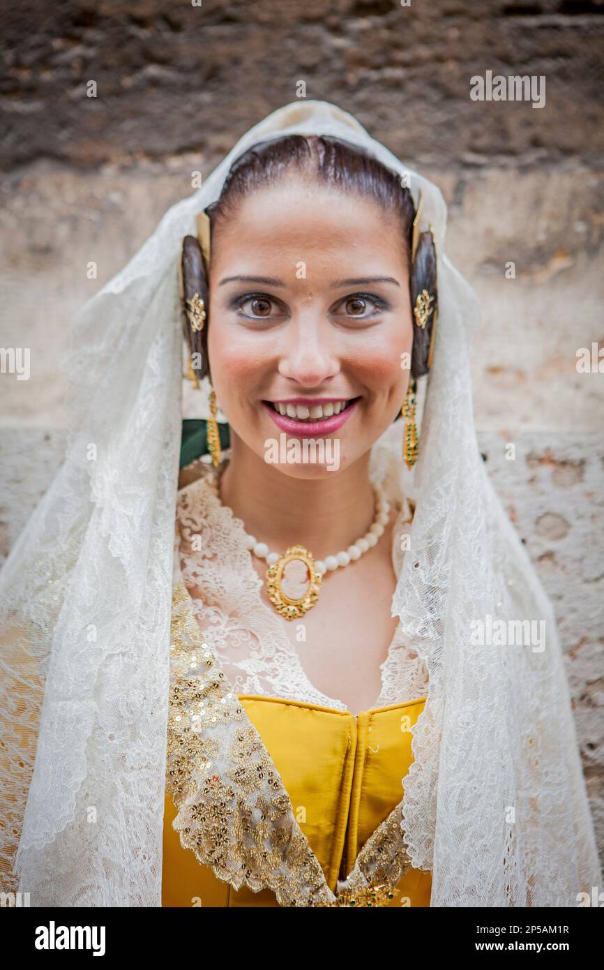 Frauen in Fallera-Kostümen während der Blumenparade, zu Ehren der 'Virgen de los desamparados', Fallas-Festival, Plaza de la Virgen Square, Valencia Stockfoto