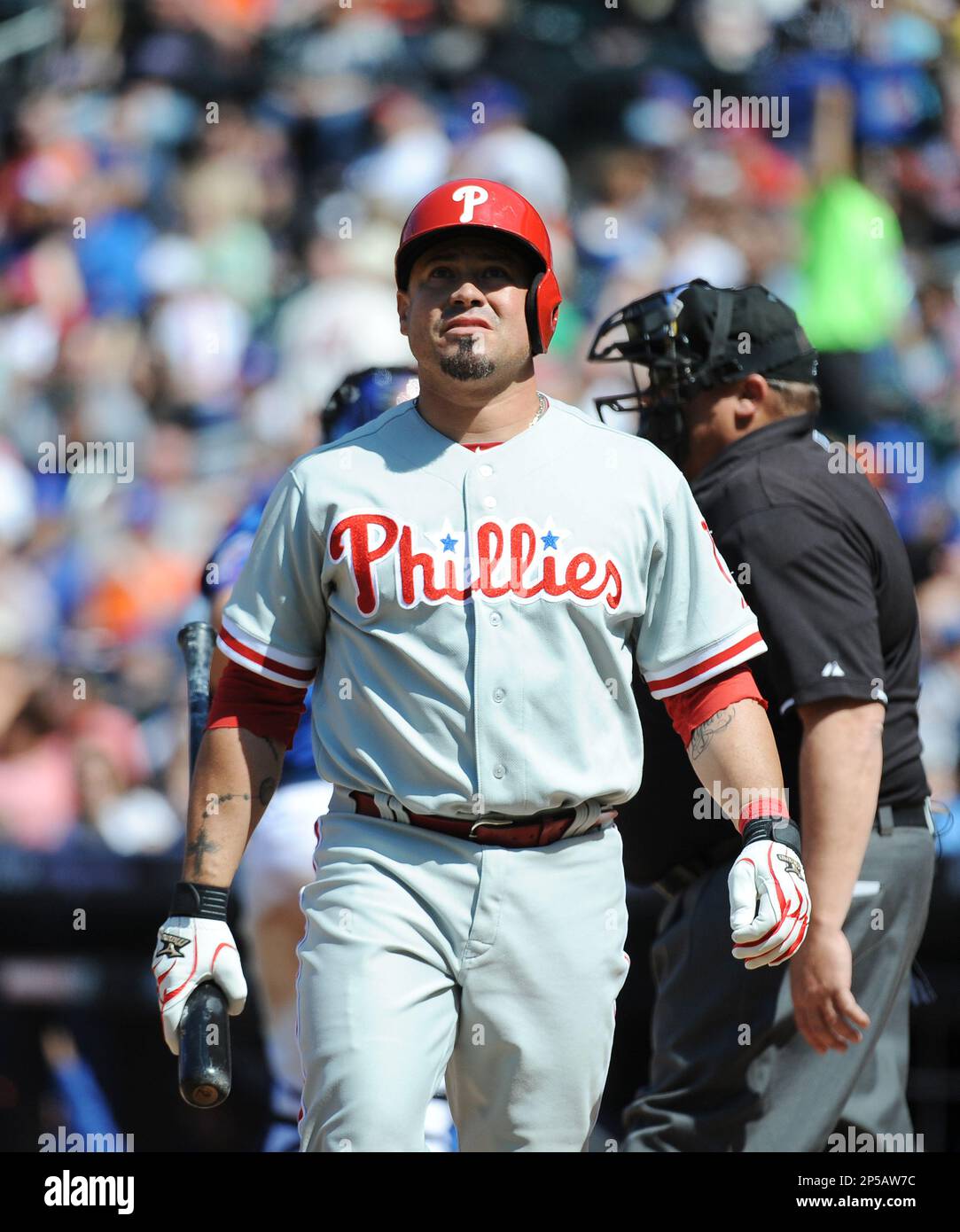 Philadelphia Phillies catcher Humberto Quintero (12) during game against the New York Mets at Citi Field in Queens, New York; April 27, 2013. Phillies defeated Mets 9-4. (AP Photo/Tomasso DeRosa) Stockfoto