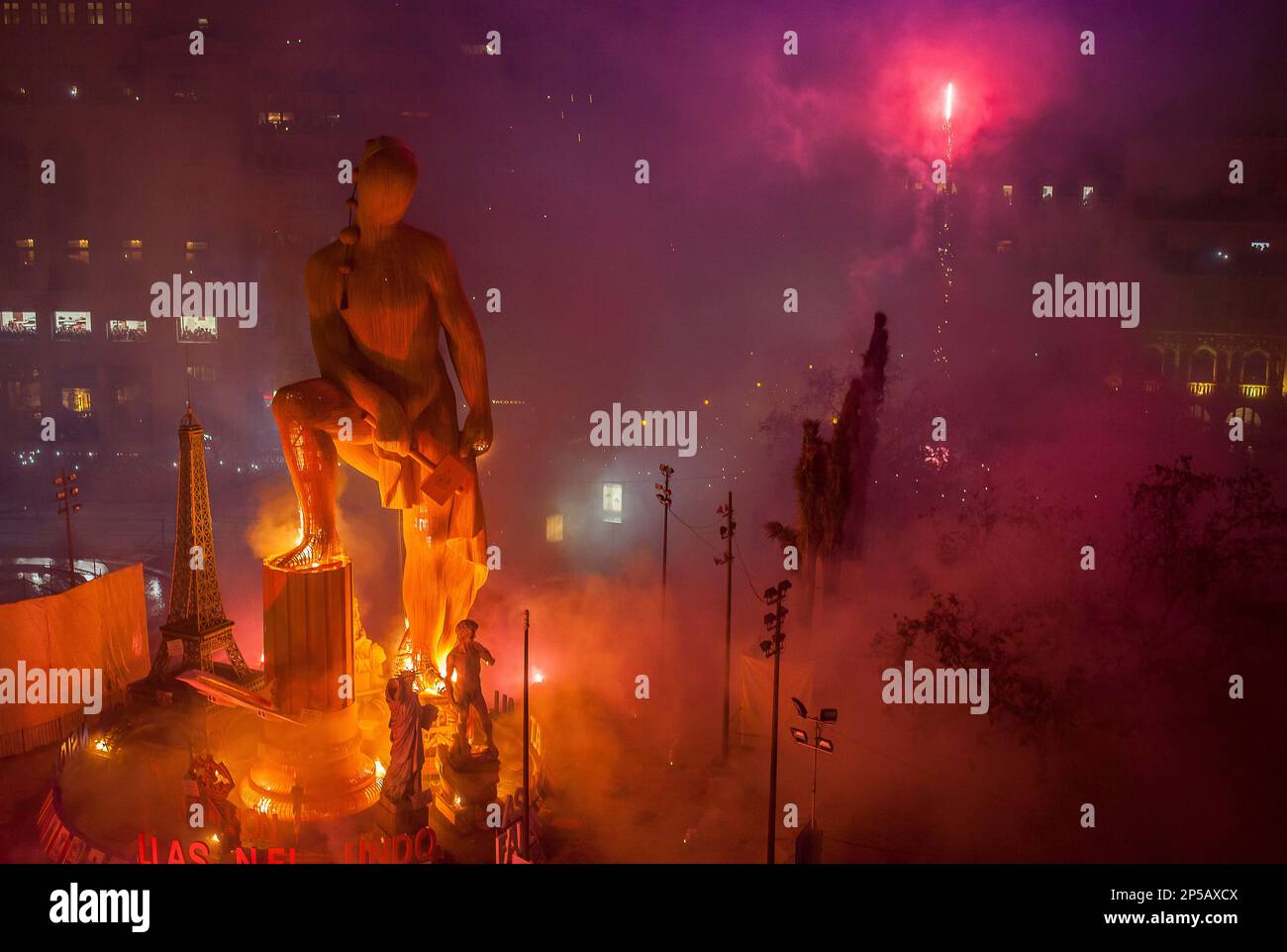 Crema, brennen, Falla der Plaza del Ayuntamiento und Feuerwerk, Fallas Festival, Valencia, Spanien Stockfoto