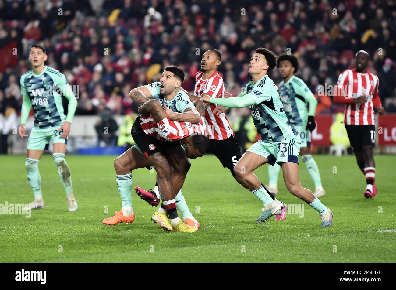 London, Großbritannien. 06. März 2023. Ivan Toney vom FC Brentford wird von Aleksandar Mitrovic vom FC Fulham herausgefordert, während sie auf den Crossed Ball während des Premier League-Spiels zwischen Brentford und Fulham am 6. März 2023 im GTECH Community Stadium, London, England warten. Foto von Phil Hutchinson. Nur redaktionelle Verwendung, Lizenz für kommerzielle Verwendung erforderlich. Keine Verwendung bei Wetten, Spielen oder Veröffentlichungen von Clubs/Ligen/Spielern. Kredit: UK Sports Pics Ltd/Alamy Live News Stockfoto