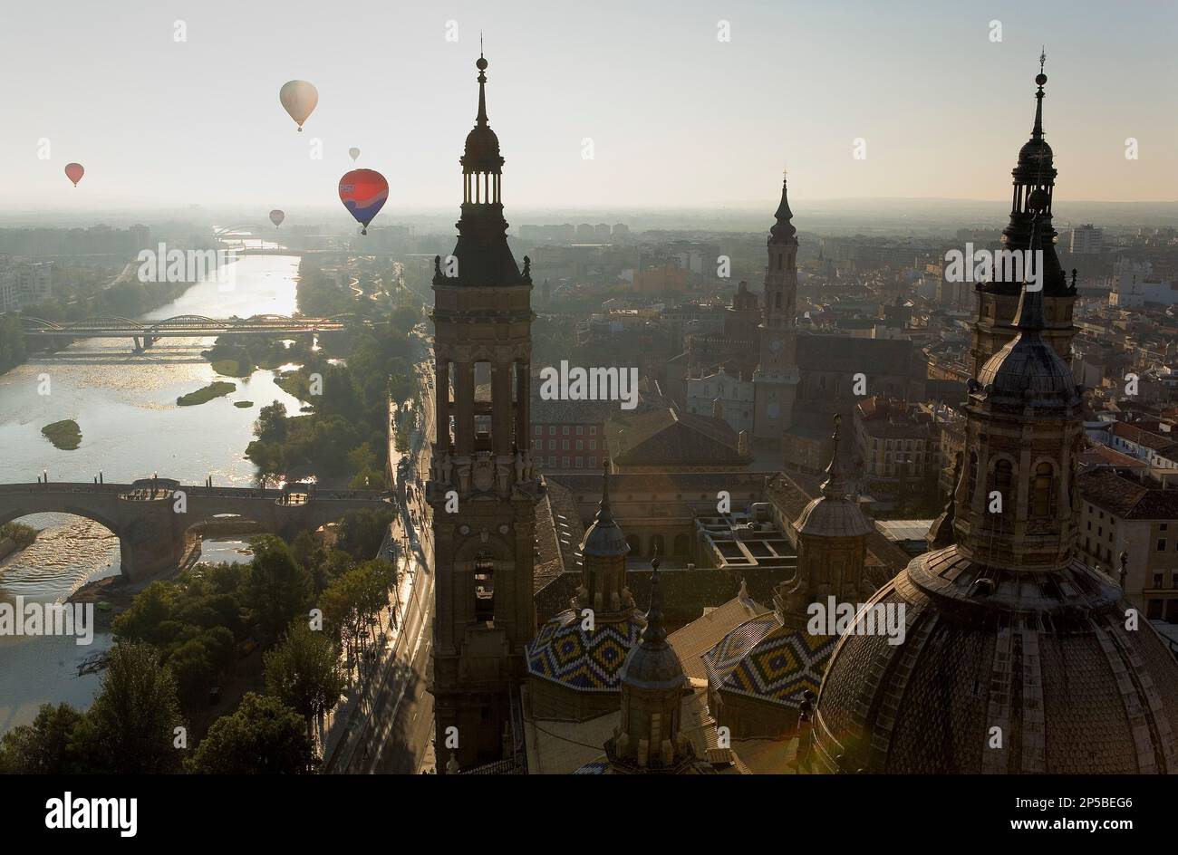 Zaragoza, Aragón, Spanien: Basilika Nuestra Señora del Pilar mit dem Glockenturm von "La Seo" Stockfoto