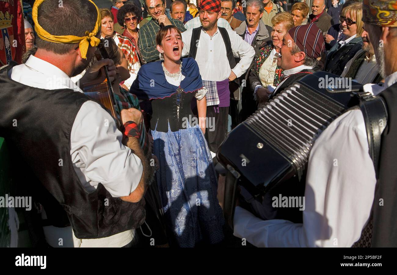 Zaragoza, Aragón, Spanien: Mädchen singen traditionelles Lied (Jota). Menschen mit traditionellem Kostüm während der Feier von El Pilar. Auf dem Pilar Square. Stockfoto