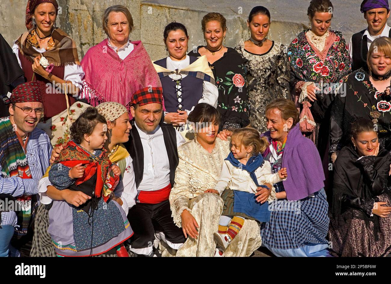 Zaragoza, Aragón, Spanien: Menschen mit Tracht am 12. Oktober anlässlich des El Pilar. In Pilar Quadrat. Stockfoto