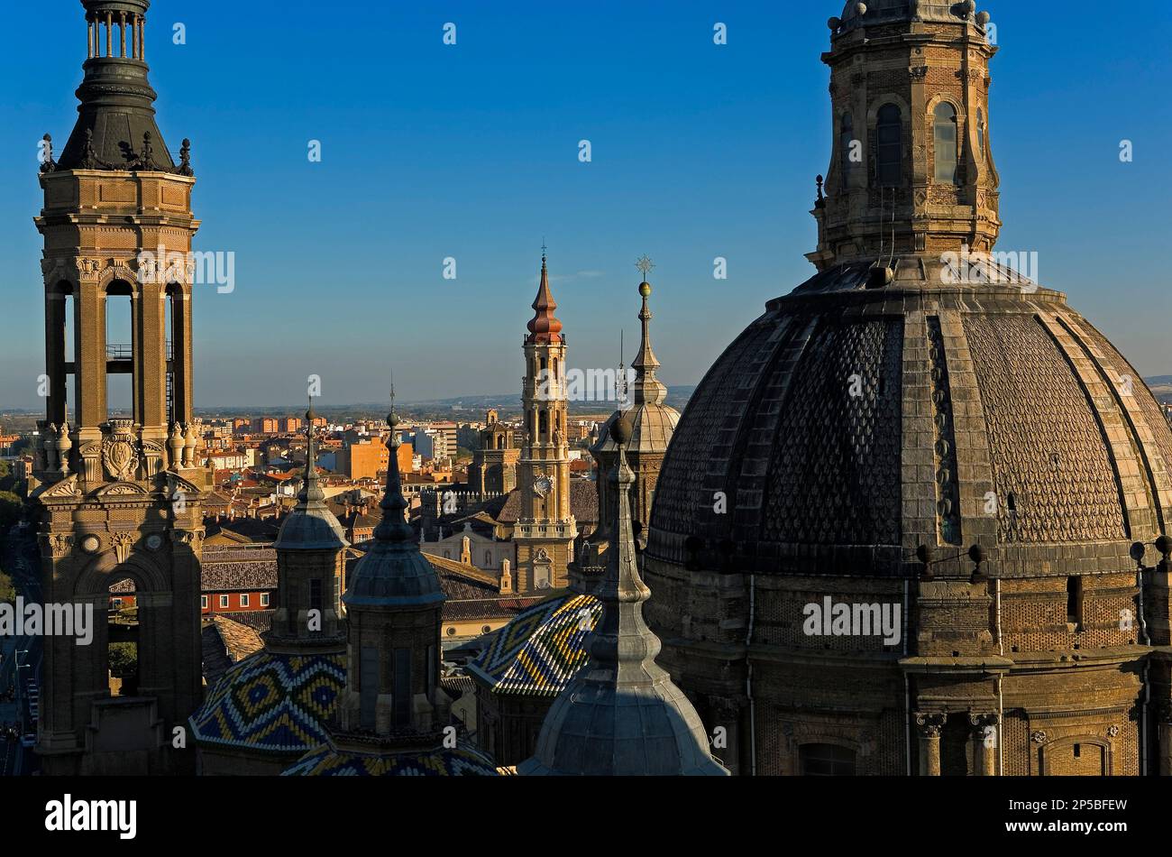 Zaragoza, Aragón, Spanien: Basilika Nuestra Señora del Pilar mit dem Glockenturm von "La Seo" Stockfoto