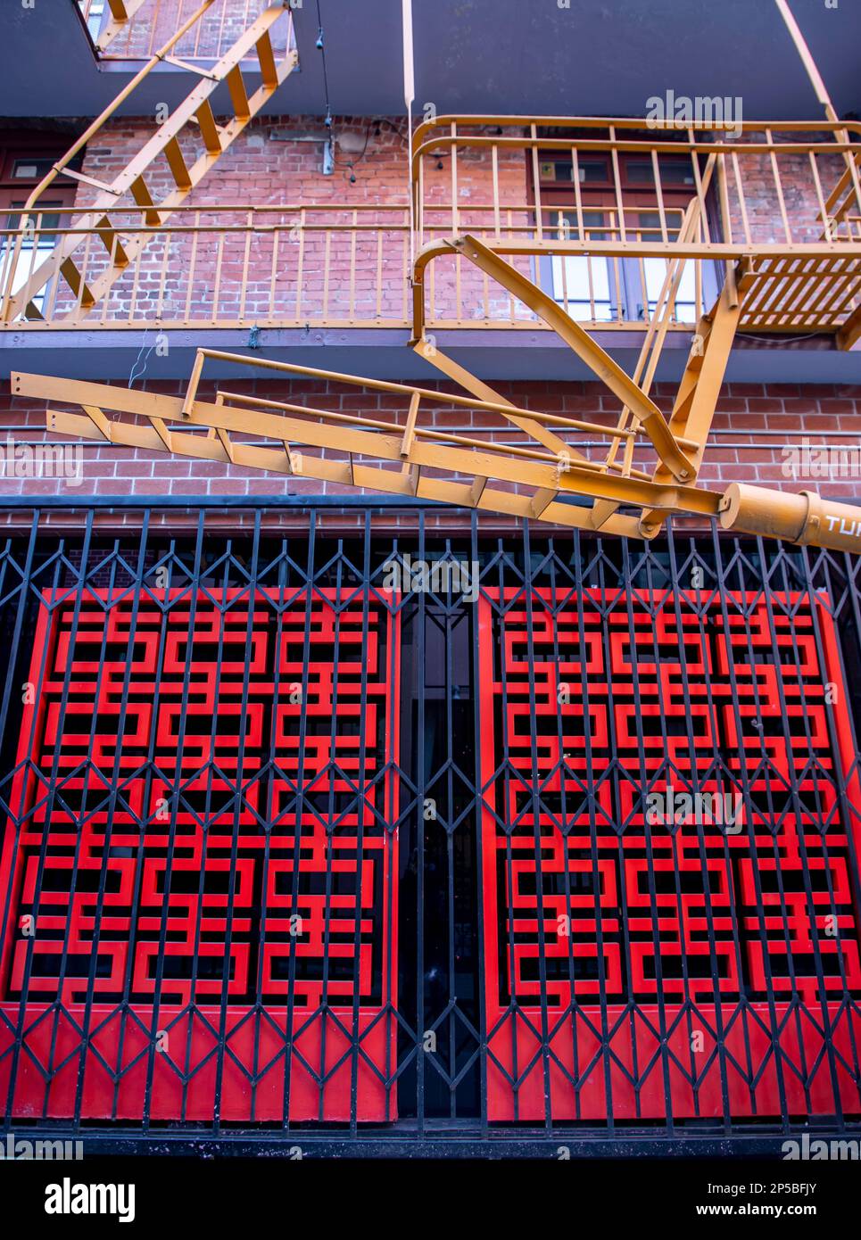 Chinatown in San Francisco, Kalifornien Das Tor zum Löwenhäuschen am Wentworth Place. Stockfoto