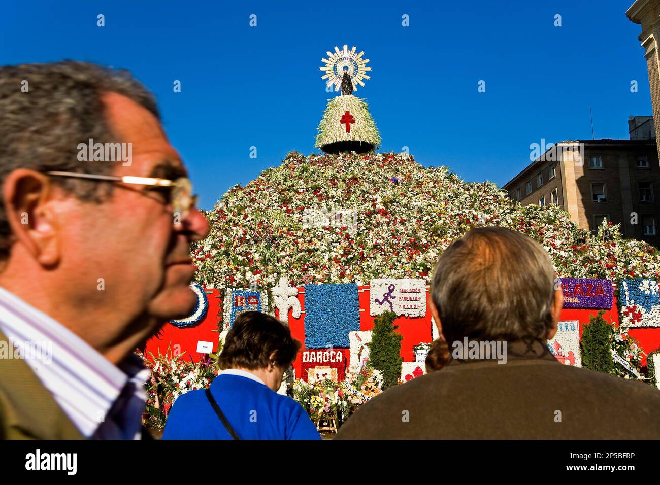 Zaragoza, Aragón, Spanien: Virgen del Pilar in Pilar Platz während der Feier von El Pilar. Stockfoto