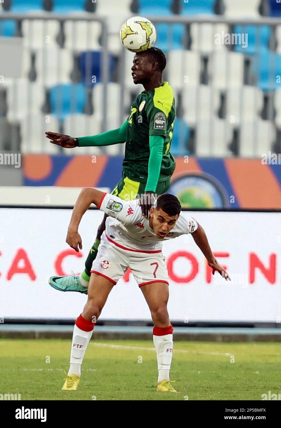 Kairo, Ägypten. 6. März 2023. Babacar Ndiaye (Senegal) wehrt sich mit Aziz Abid aus Tunesien während des Halbfinalspiels beim CAF (Konföderation des afrikanischen Fußballs) U-20 Africa Cup of Nations 2023 in Kairo, Ägypten, 6. März 2023. Guthaben: Fared Kotb/Xinhua/Alamy Live News Stockfoto