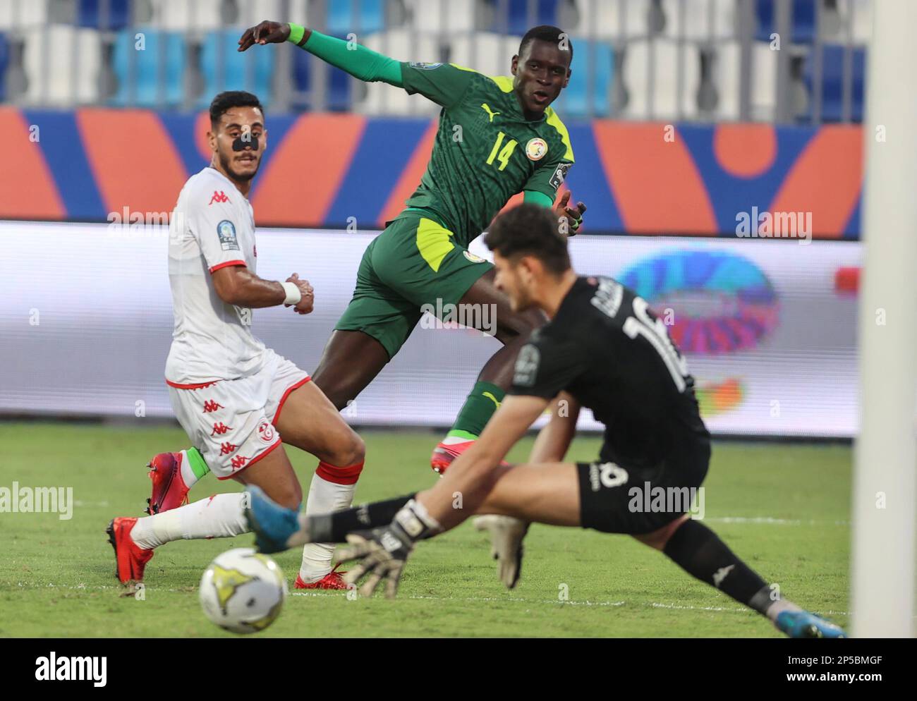 Kairo, Ägypten. 6. März 2023. Libasse Ngom (C) von Senegal schießt während des Halbfinalspiels zwischen Senegal und Tunesien auf dem 2023 CAF (Confederation of African Football) U-20 Africa Cup of Nations in Kairo, Ägypten, 6. März 2023. Guthaben: Fared Kotb/Xinhua/Alamy Live News Stockfoto