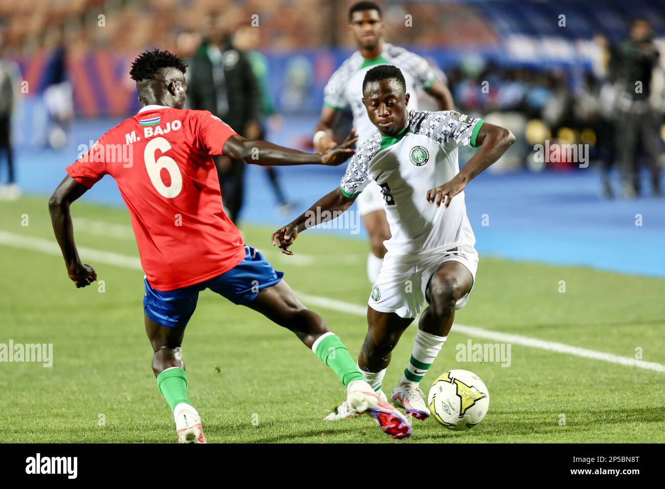 Kairo, Ägypten. 6. März 2023. Mahmudu Bajo (L) aus Gambia verteidigt Samson Lawal aus Nigeria während des Halbfinalspiels beim CAF (Confederation of African Football) U-20 Africa Cup of Nations 2023 in Kairo, Ägypten, 6. März 2023. Kredit: Mohamed Asad/Xinhua/Alamy Live News Stockfoto