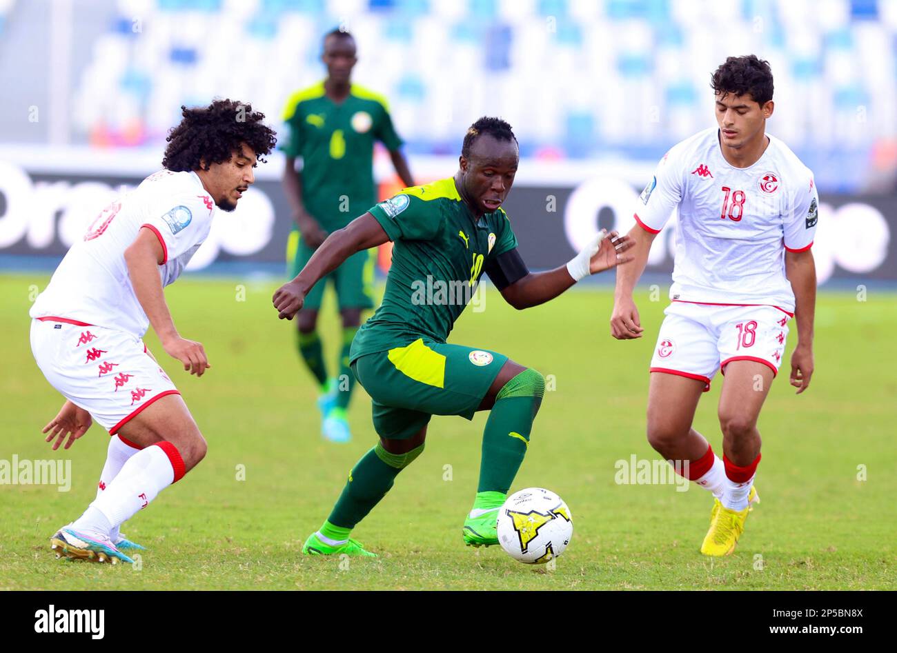 Kairo, Ägypten. 6. März 2023. Samba Diallo (C) von Senegal wehrt sich während des Halbfinalspiels zwischen Senegal und Tunesien beim 2023 CAF (Confederation of African Football) U-20 Africa Cup of Nations in Kairo, Ägypten, 6. März 2023 um den Ball. Guthaben: Fared Kotb/Xinhua/Alamy Live News Stockfoto
